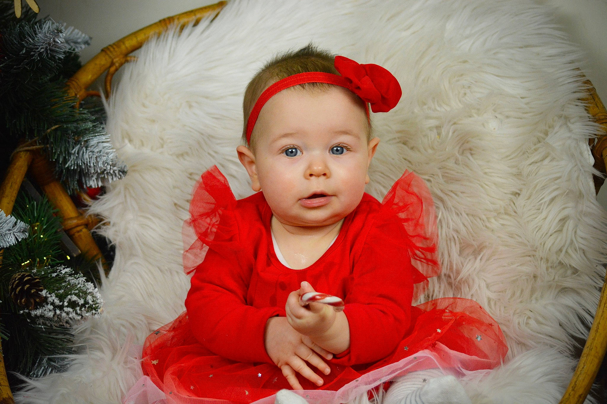 Léonie a rejoint le concours — aidez-le/la à gagner de superbes lots ! baby, baby_toddler_clothing, child, clothing, comfort, costume_hat, event, eye, fictional_character, fun, happy, hat, holiday, human_body, outerwear, person, santa_claus, skin, sleeve, smile