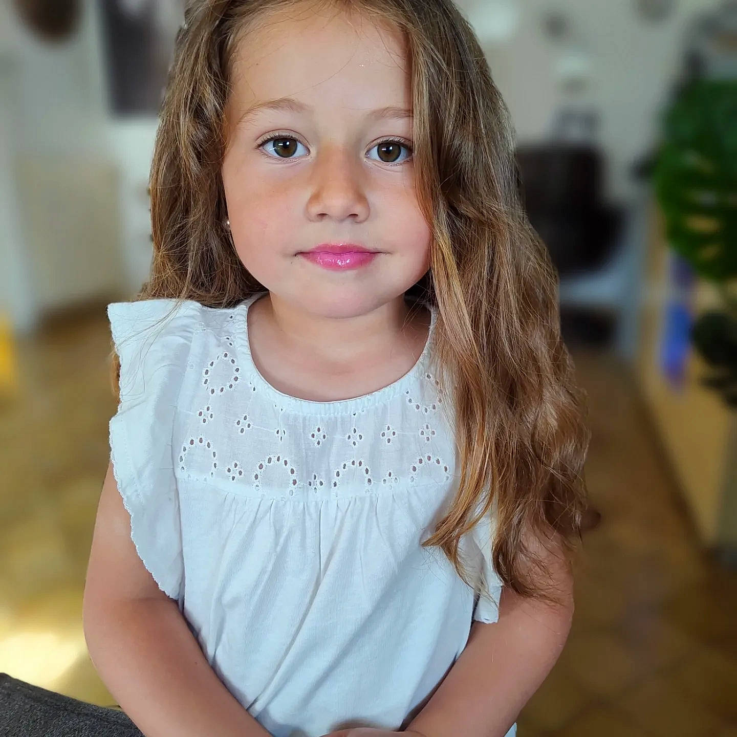 Selena participe au concours pour gagner de l'argent avec cette photo : cheek, chin, eye, eyebrow, eyelash, facial_expression, flowerpot, hair, hairstyle, happy, head, houseplant, iris, lip, neck, nose, person, shoulder, skin, sleeve