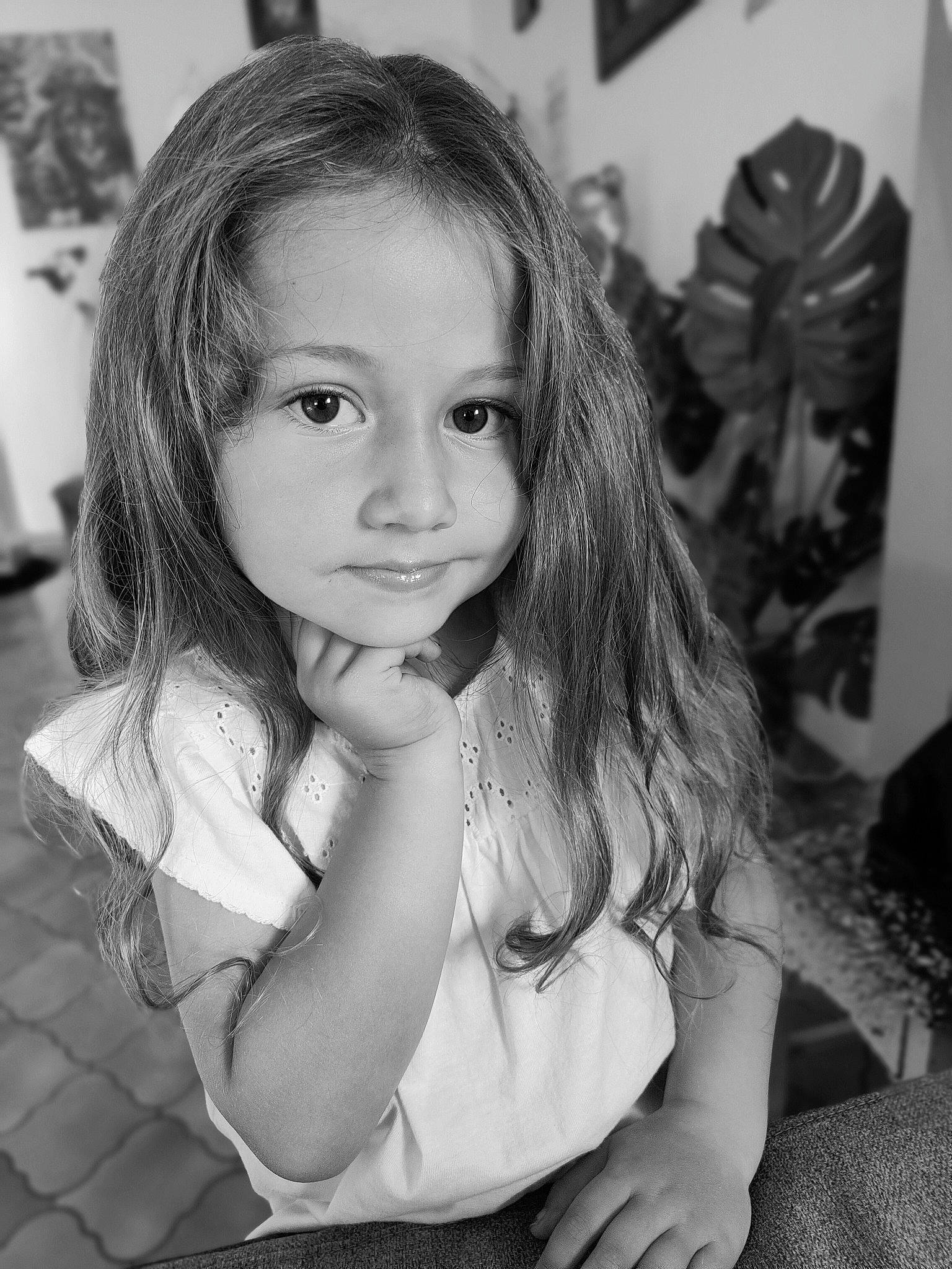 Selena a rejoint le concours — aidez-le/la à gagner de superbes lots ! black, black_and_white, cheek, eyelash, facial_expression, flash_photography, gesture, hair, hairstyle, happy, iris, lip, organ, person, photograph, skin, smile, standing, style, toddler