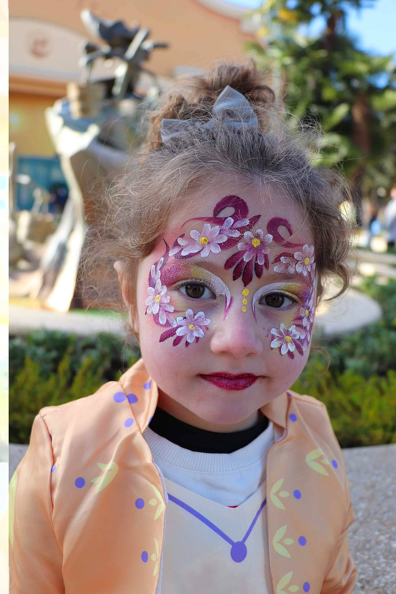 Selena a rejoint le concours — aidez-le/la à gagner de superbes lots ! art, beauty, child, costume, entertainment, event, eyelash, eyewear, festival, fun, happy, mask, masque, people, performing_arts, person, personal_protective_equipment, photograph, pink, toddler