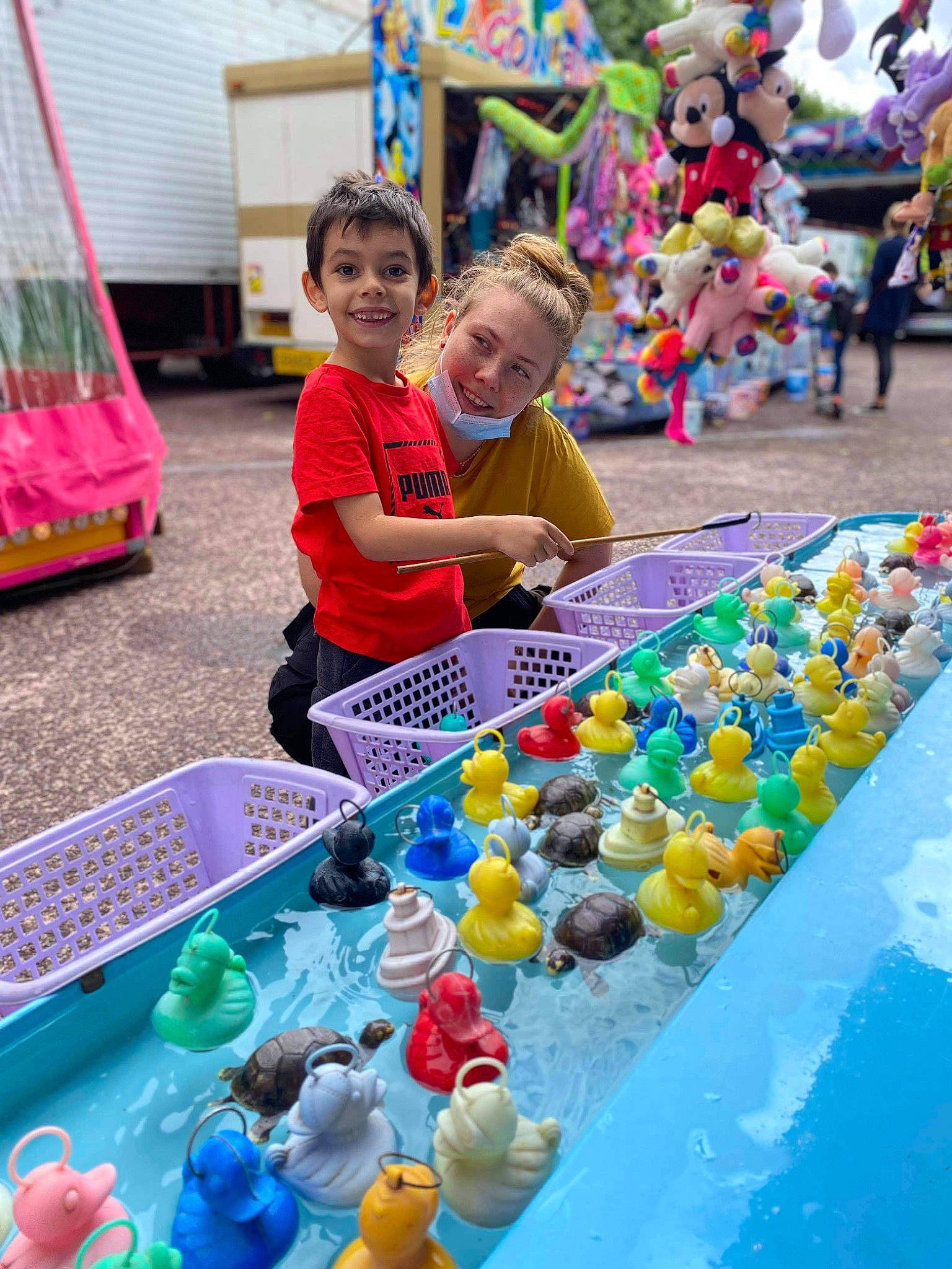 Jayden a rejoint le concours — aidez-le/la à gagner de superbes lots ! child, city, event, fun, games, human_settlement, indoor_games_and_sports, joy, leisure, market, people, person, plastic, play, playground, recreation, science, smile, toddler, toy