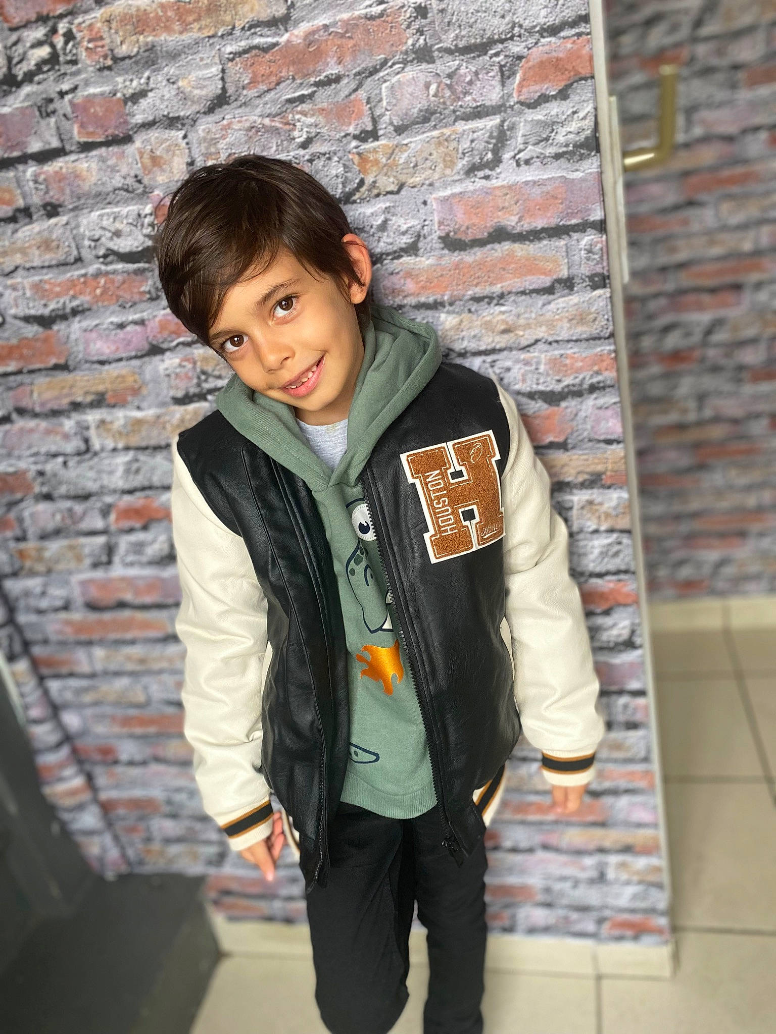 Jayden a rejoint le concours — aidez-le/la à gagner de superbes lots ! bangs, blazer, brick, brickwork, collar, denim, facial_expression, fashion_accessory, flash_photography, formal_wear, fun, fur, happy, jacket, joy, leather, outerwear, person, portrait_photography, sleeve