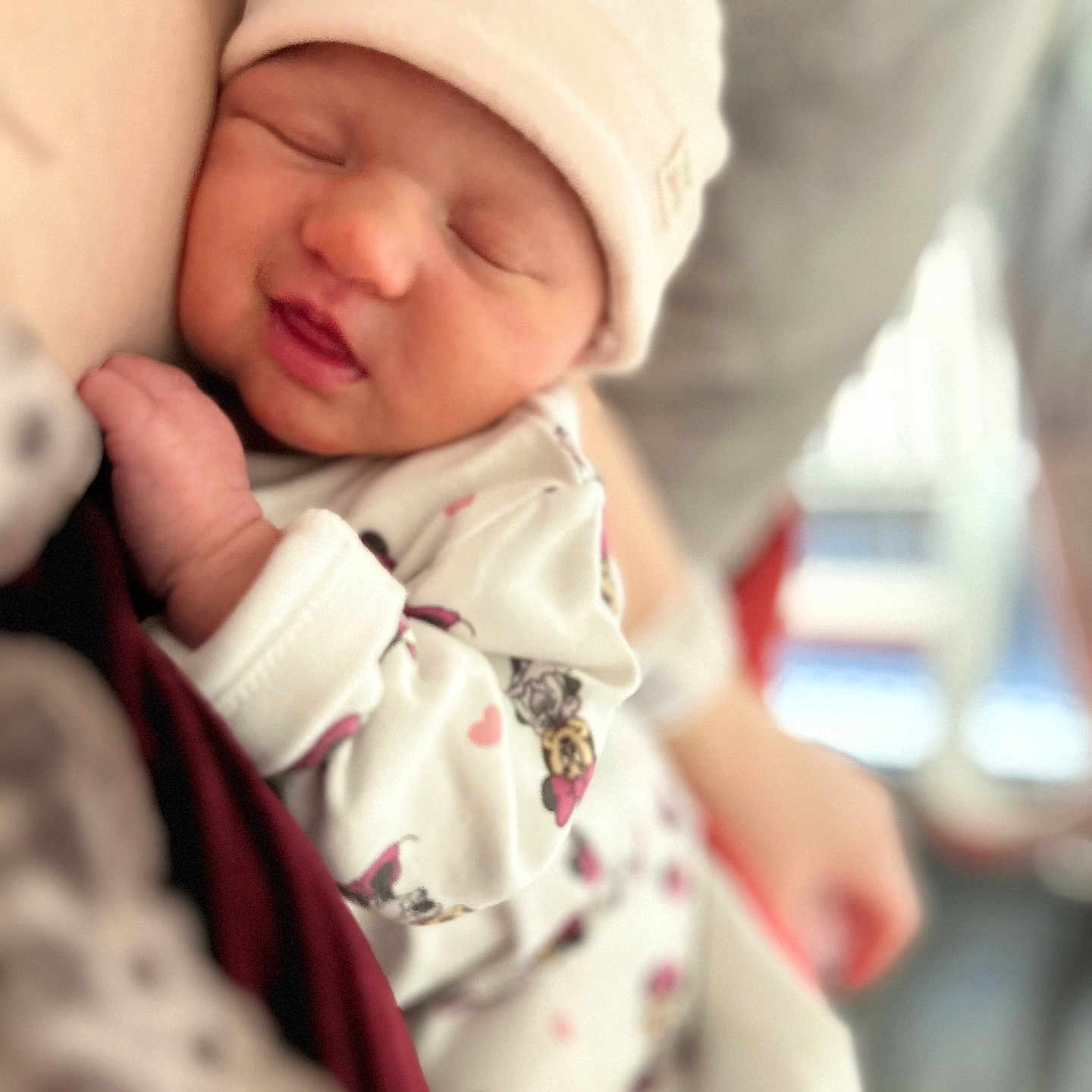 Liyana participe au concours pour gagner de l'argent avec cette photo : arm, baby, cartoon_print, child, closeup, cozy, cute, face, hat, indoor, infant, newborn, onesie, peaceful, person, portrait, sleeping, snuggling, soft_focus, warm