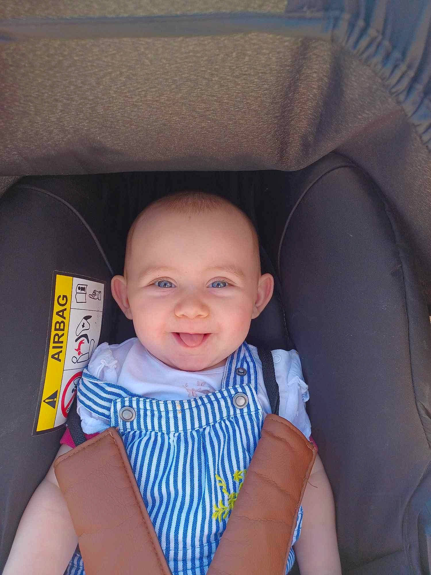Sydney a rejoint le concours — aidez-le/la à gagner de superbes lots ! baby, baby_in_car_seat, baby_toddler_clothing, car_seat, car_seat_cover, cheek, child, comfort, electric_blue, finger, fun, happy, head, joy, leg, person, seat_belt, sitting, skin, smile