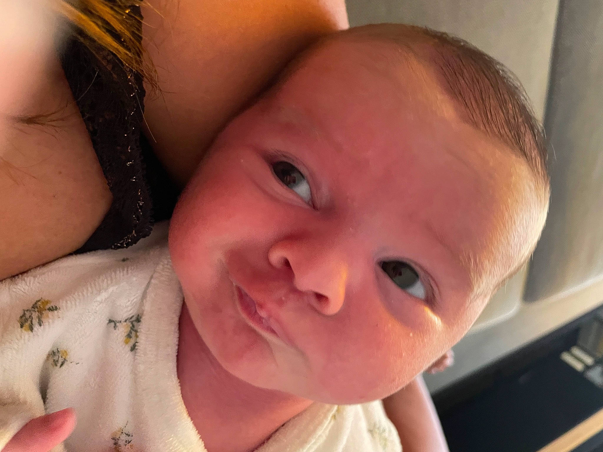 Ava a rejoint le concours — aidez-le/la à gagner de superbes lots ! baby, cheek, ear, eyebrow, eyelash, face, finger, gesture, happy, iris, lip, mouth, muscle, neck, nose, organ, person, skin, smile, thumb