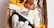Ashley a rejoint le concours — aidez-le/la à gagner de superbes lots ! baby, infant, basket, blanket, sunflower, flower, headband, clothing, tights, white, black, cute, portrait, soft, cozy, child, newborn, indoor, laying, expression