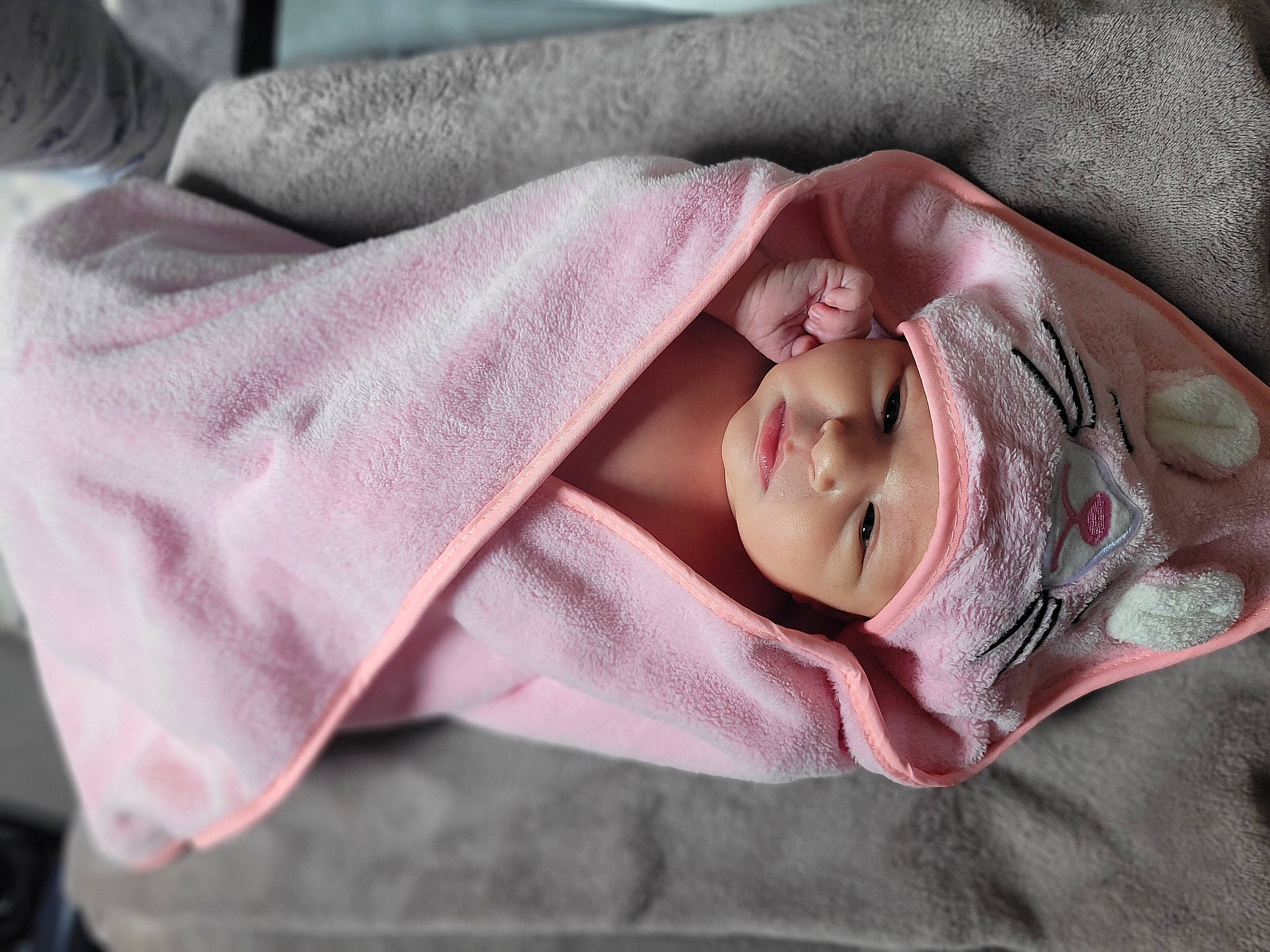 Ambre participe au concours pour gagner de l'argent avec cette photo : baby, baby_products, baby_toddler_clothing, bedding, blanket, child, comfort, fashion_accessory, hand, headwear, linens, lip, magenta, person, pink, portrait_photography, skin, sleep, sleeve, textile