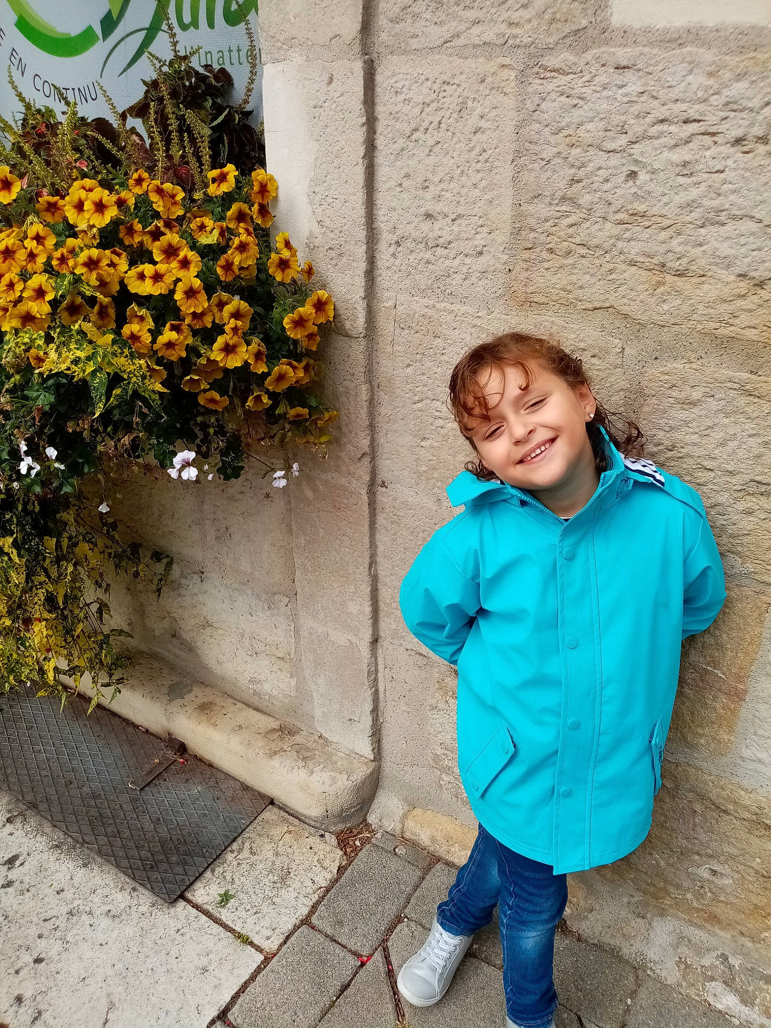 Allya a rejoint le concours — aidez-le/la à gagner de superbes lots ! child, door, floristry, flower, happy, jacket, joy, leaf, outerwear, people, person, photography, plant, sitting, smile, spring, standing, toddler, tree, vacation