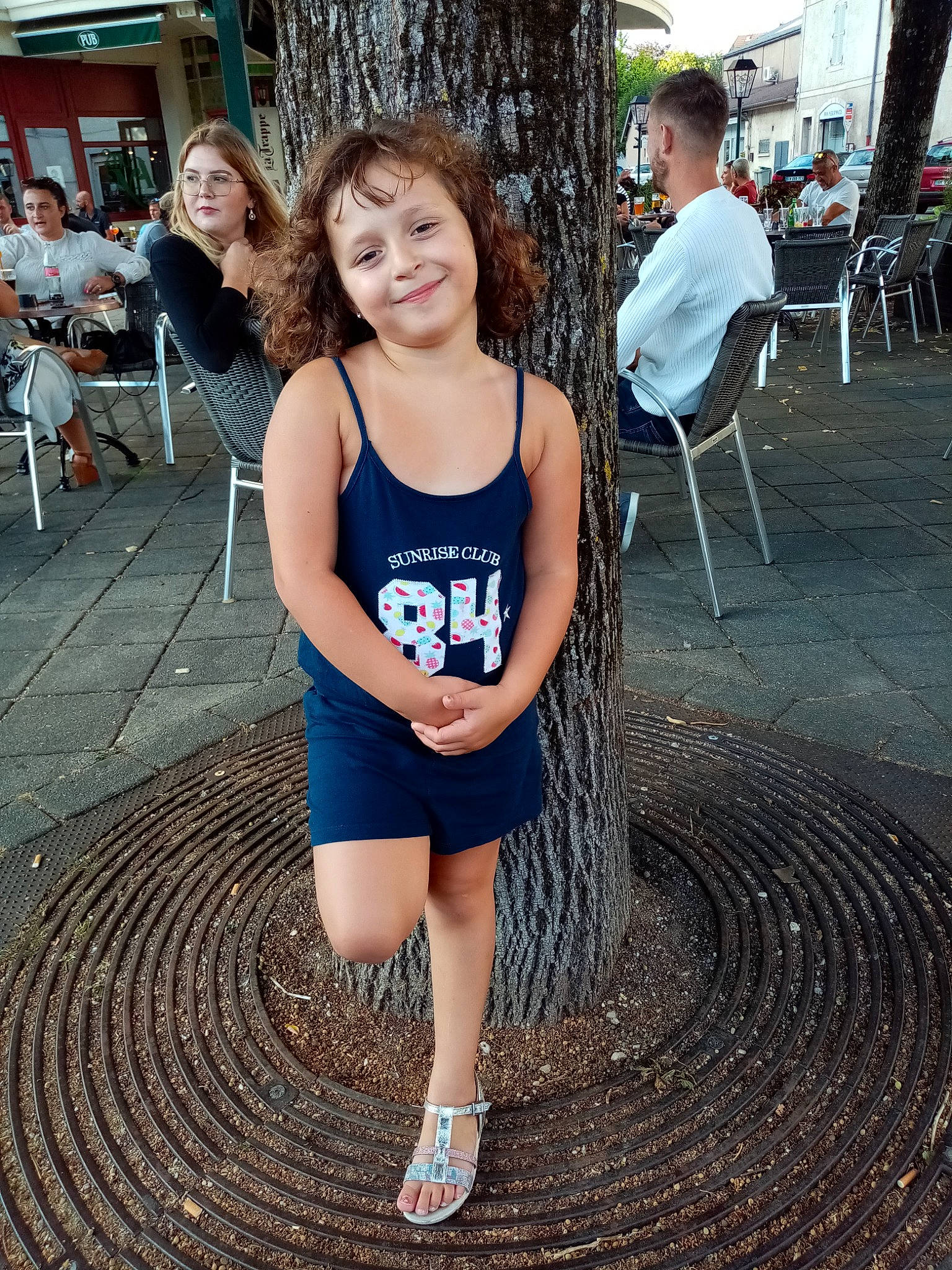 Allya a rejoint le concours — aidez-le/la à gagner de superbes lots ! child, fun, joy, leg, leisure, people, person, photography, smile, snapshot, style, summer, t_shirt, tree, vacation