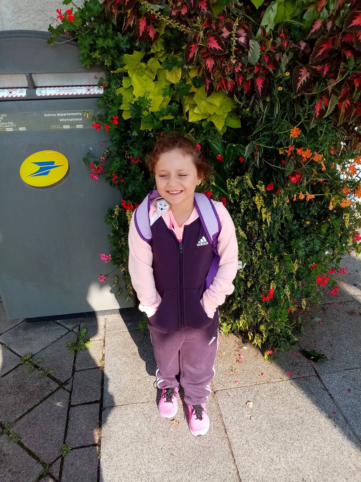 Allya a rejoint le concours — aidez-le/la à gagner de superbes lots ! botany, child, flower, joy, leaf, outerwear, person, plant, smile, uniform