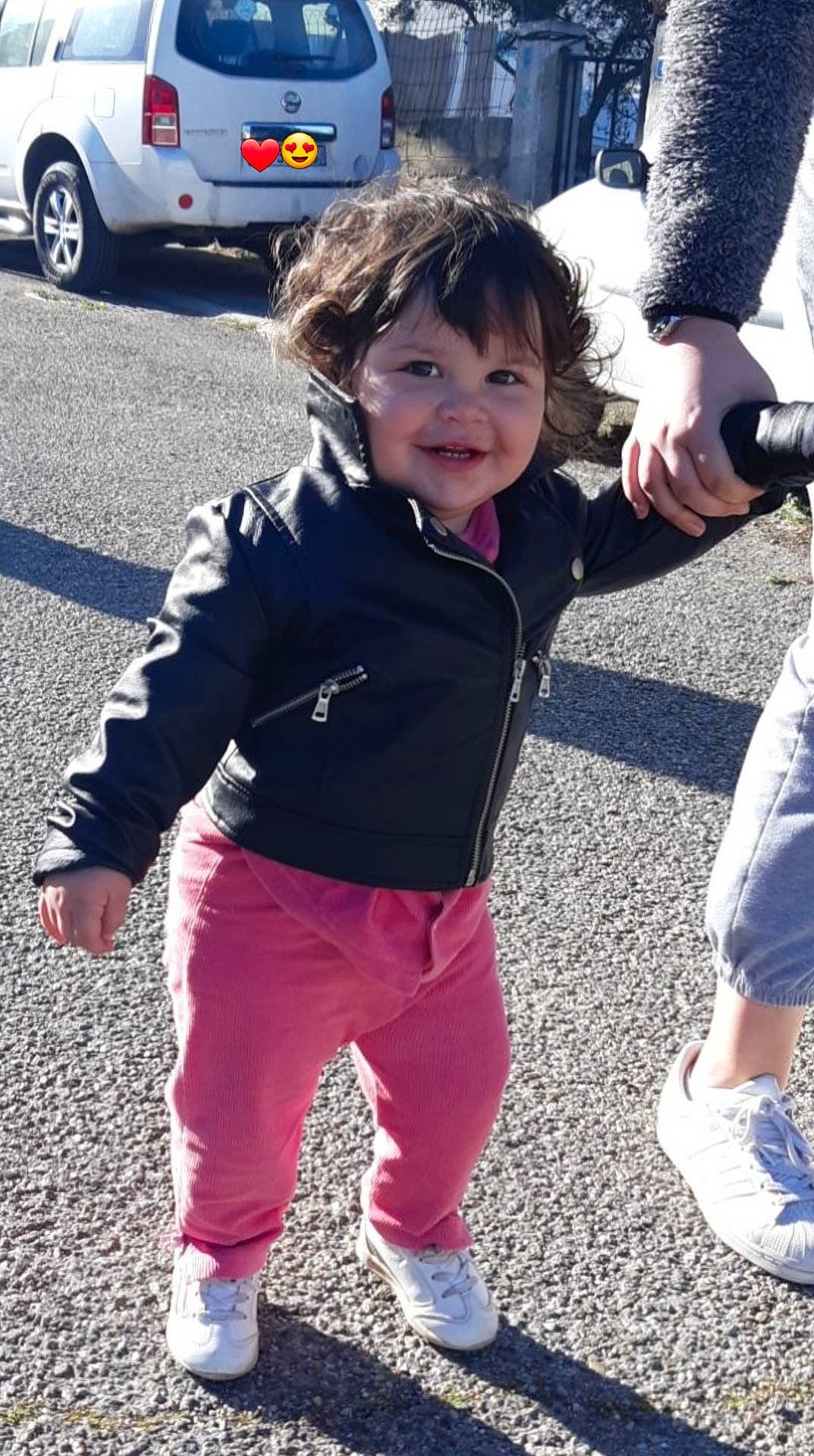 Lyanna a rejoint le concours — aidez-le/la à gagner de superbes lots ! automotive_lighting, car, child, event, fun, gesture, happy, joy, parking, people, person, personal_luxury_car, photograph, shoe, sleeve, smile, snapshot, sneakers, tire, toddler