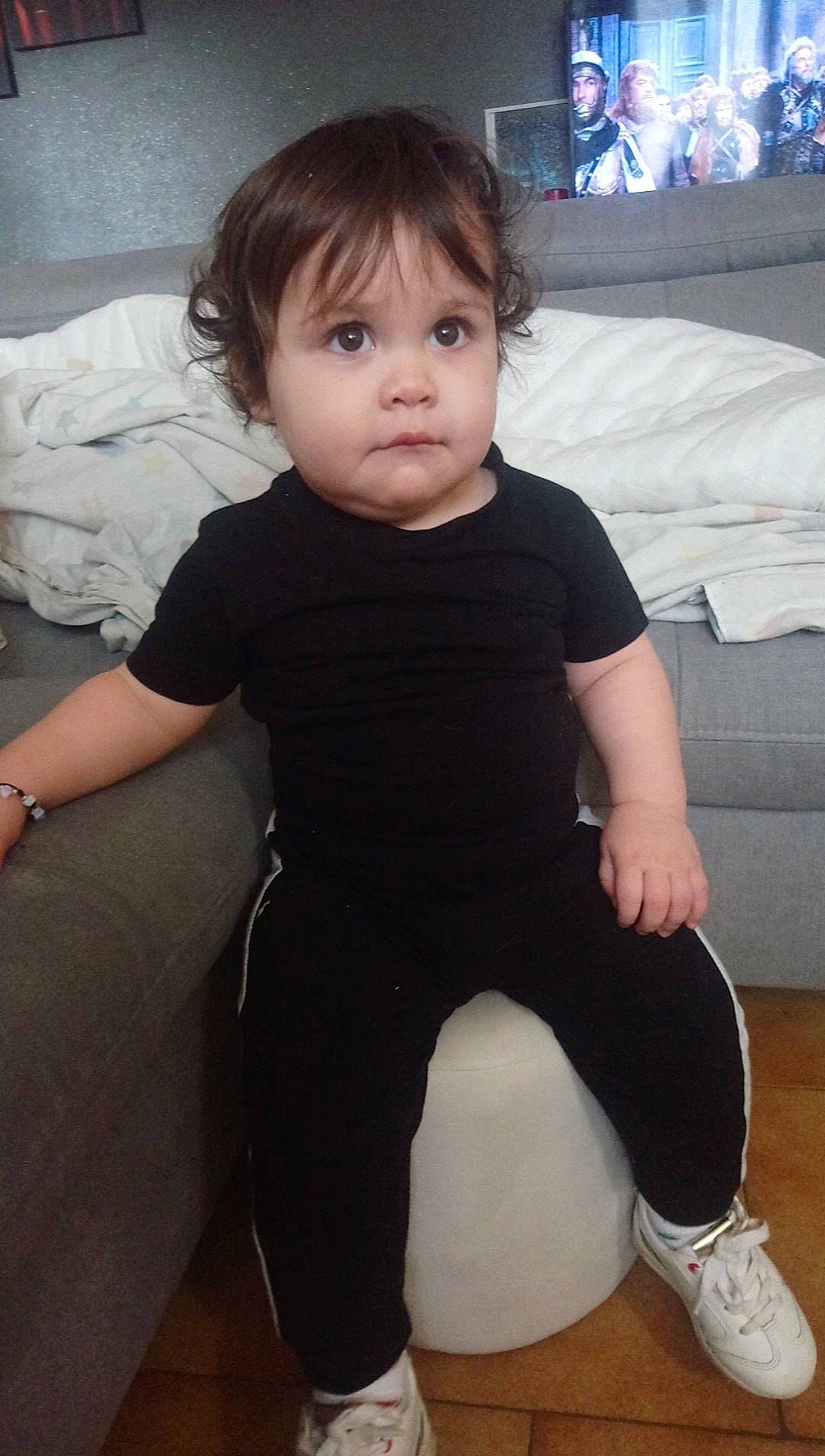 Lyanna participe au concours pour gagner de l'argent avec cette photo : ankle, baby, baby_toddler_clothing, cable_television, cheek, child, cool, display_device, eyelash, headwear, linens, living_room, long_sleeved_t_shirt, person, product, shoulder, skin, sock, television, television_set