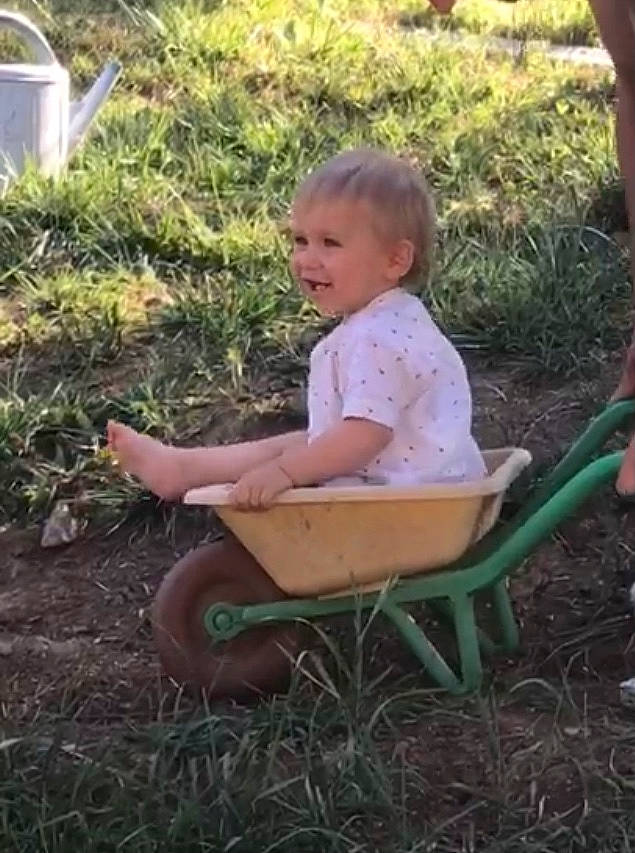 Sandro a rejoint le concours — aidez-le/la à gagner de superbes lots ! baby, baby_toddler_clothing, chair, child, facial_expression, fun, garden, grass, grass_family, lawn, leaf, leisure, outdoor_furniture, people_in_nature, person, plant, recreation, sitting, soil, summer