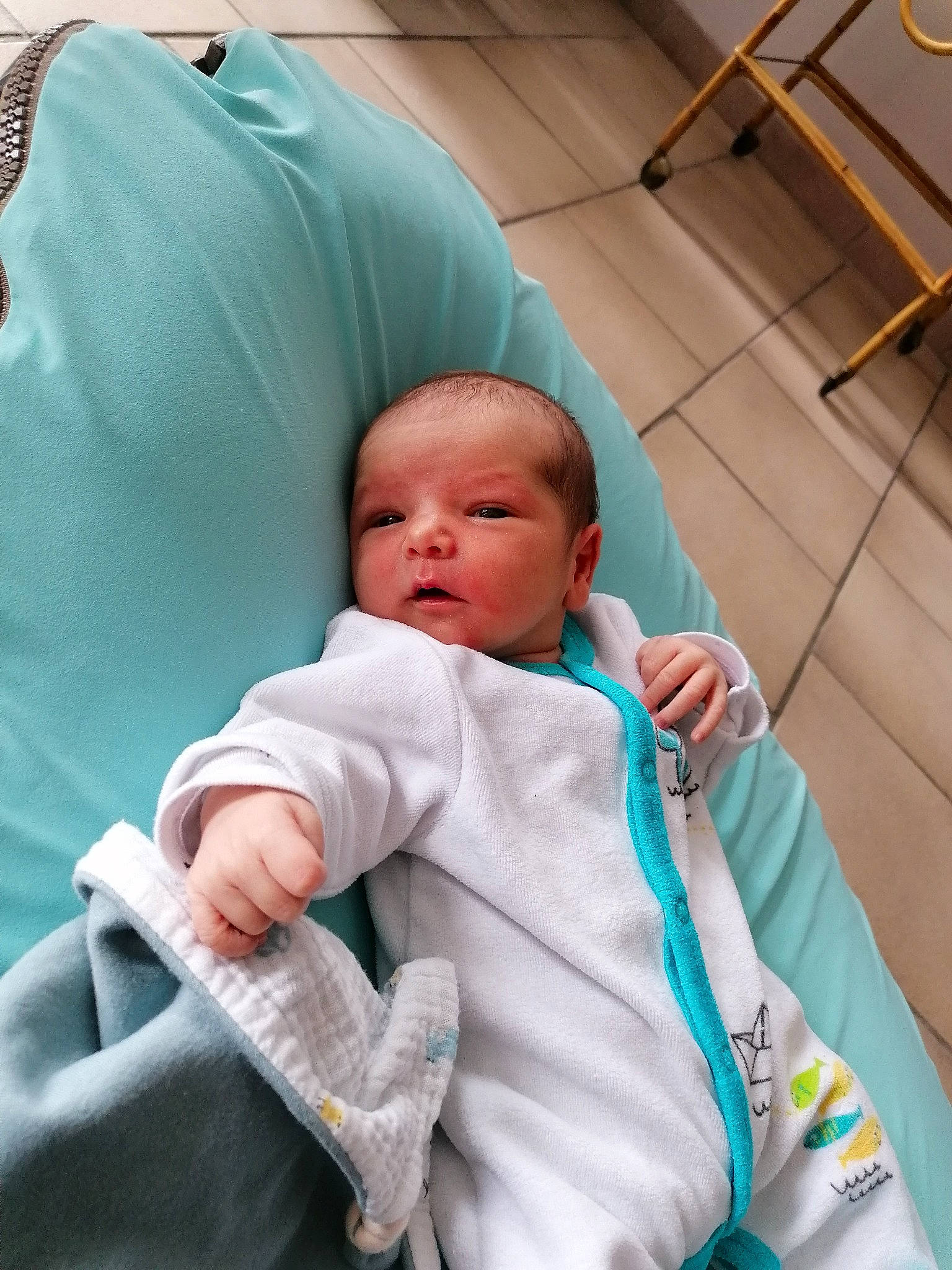 Soan participe au concours pour gagner de l'argent avec cette photo : baby, baby_carriage, baby_products, baby_safety, baby_toddler_clothing, cheek, child, childbirth, comfort, event, health_care, hospital, medical, medical_equipment, medical_procedure, person, room, service, sitting, skin