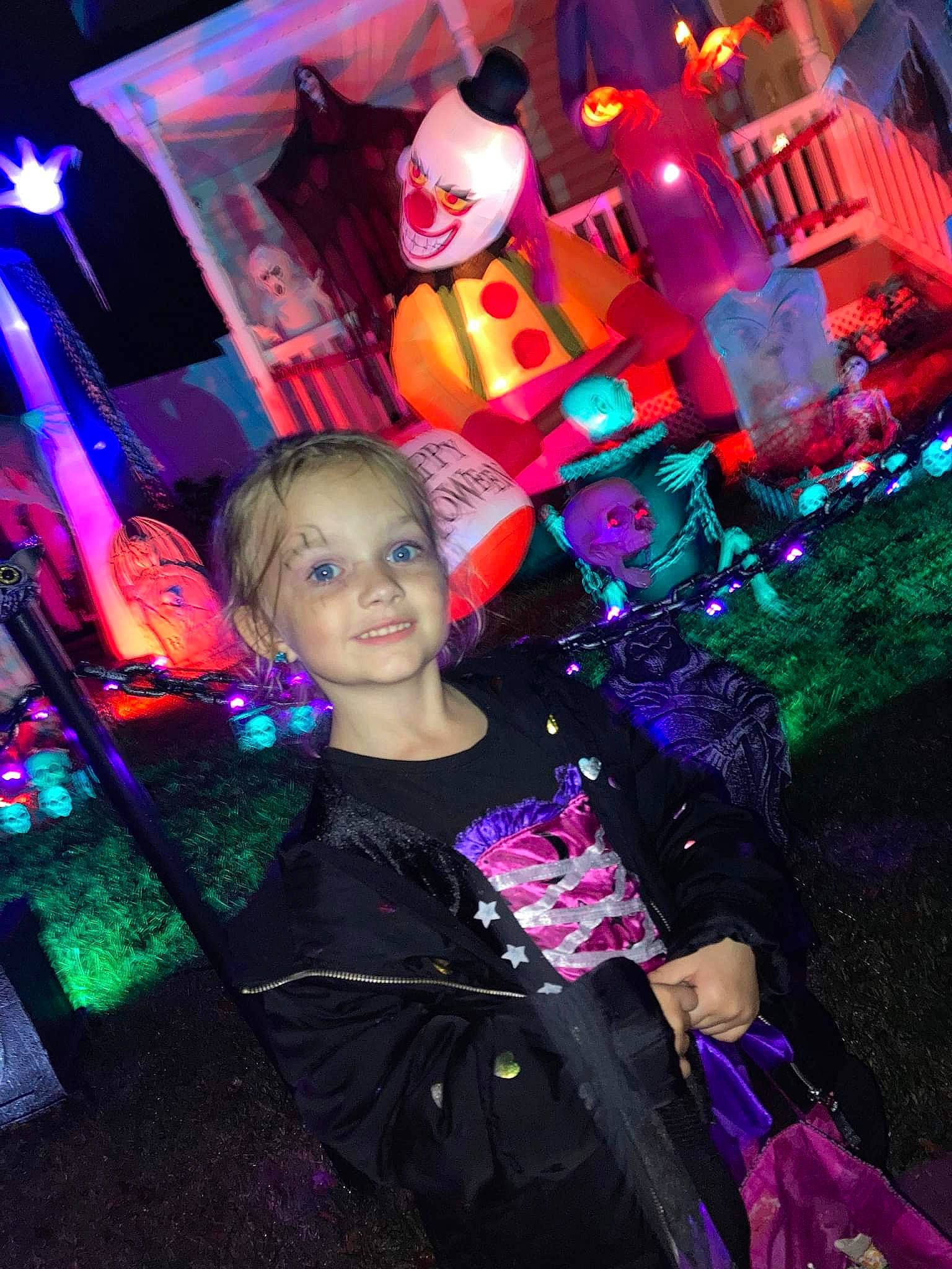 Niomi is registered to the contest to win money with this photo: beauty, city, design, electric_blue, entertainment, event, fashion, fun, holiday, joy, leisure, light, magenta, neon, night, party, person, pink, purple, toddler