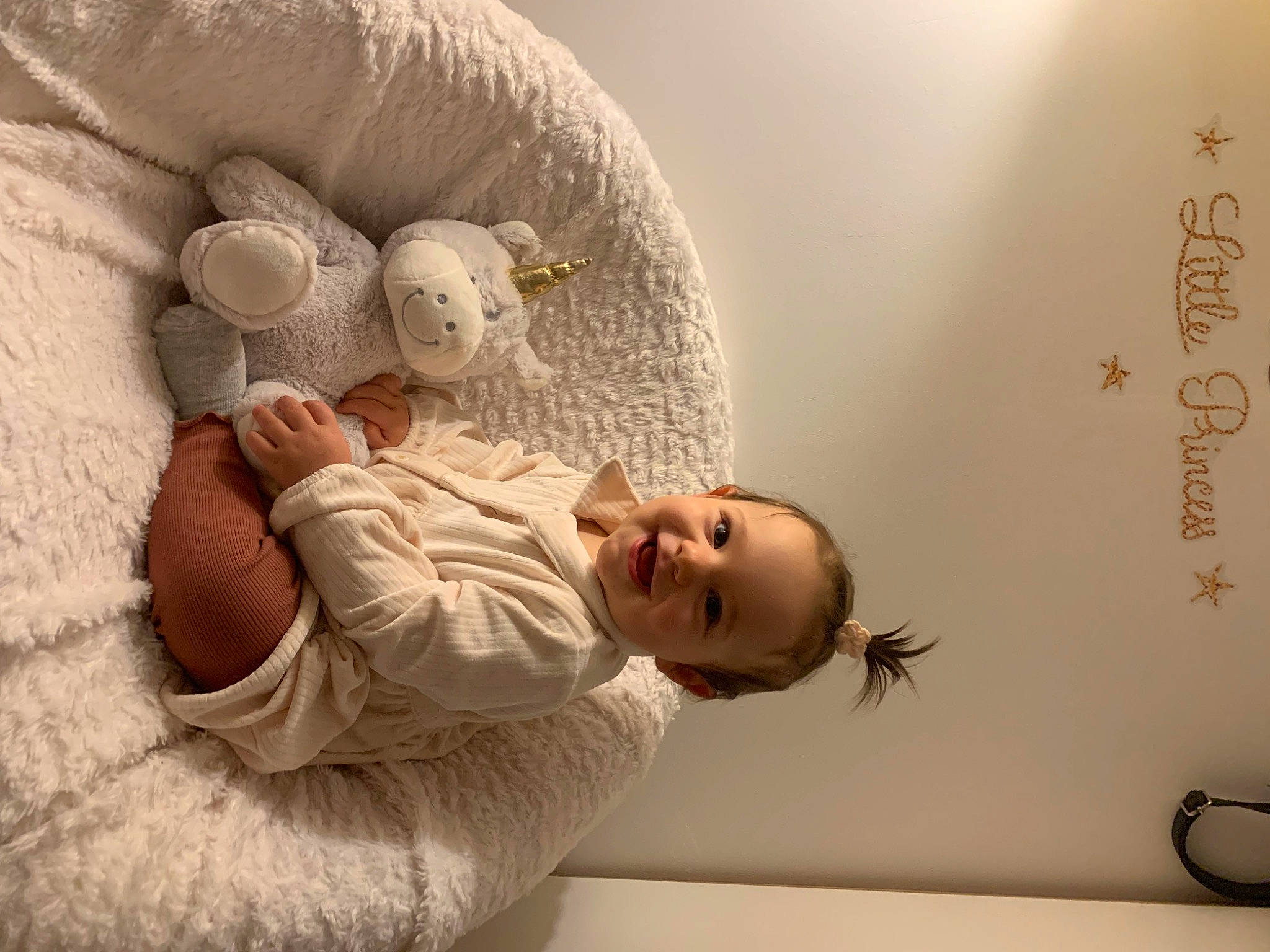 Eva a rejoint le concours — aidez-le/la à gagner de superbes lots ! art, baby, child, comfort, ear, fur, happy, headgear, illustration, joy, linens, person, plaster, room, sitting, skin, smile, stuffed_toy, toddler, visual_arts