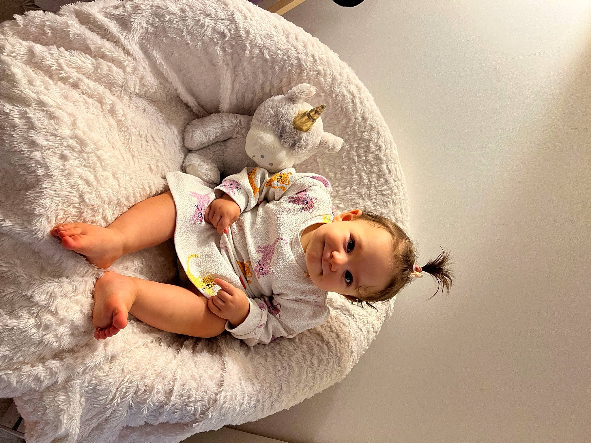 Eva a rejoint le concours — aidez-le/la à gagner de superbes lots ! angel, baby, child, comfort, fictional_character, flash_photography, fun, grass, happy, illustration, joy, leisure, linens, people_in_nature, person, sand, sitting, stock_photography, tail, toddler