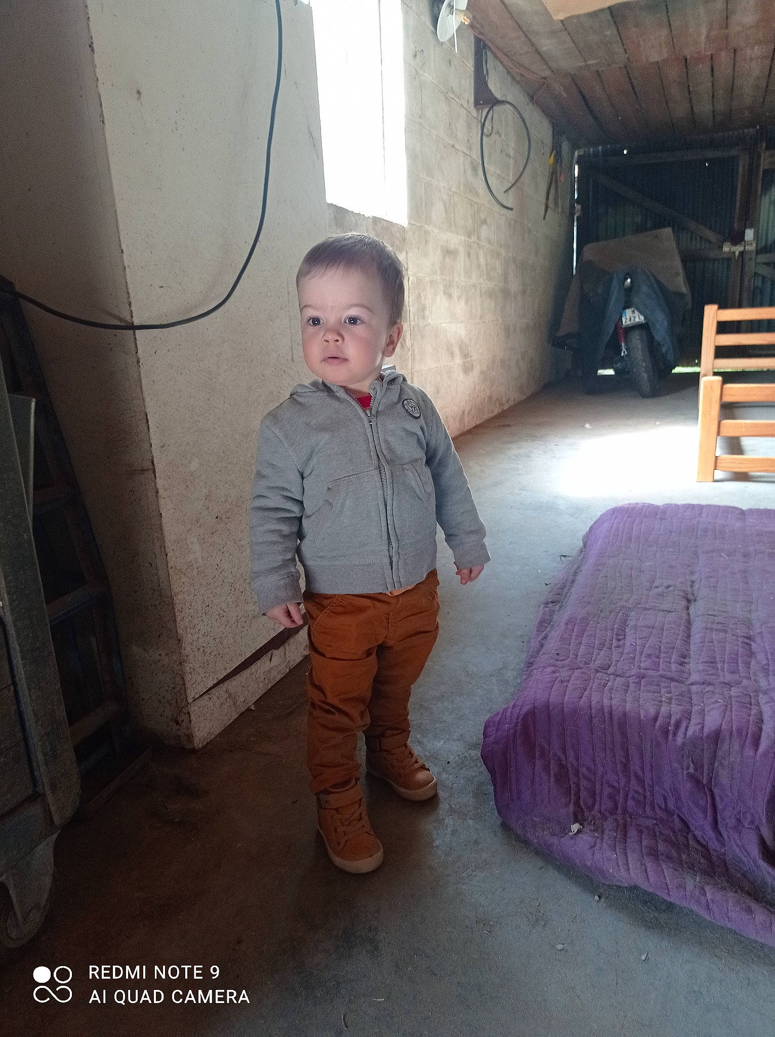 Gabin participe au concours pour gagner de l'argent avec cette photo : baby_toddler_clothing, bench, child, comfort, floor, flooring, fun, gas, pattern, person, room, sitting, t_shirt, tints_and_shades, toddler, wood