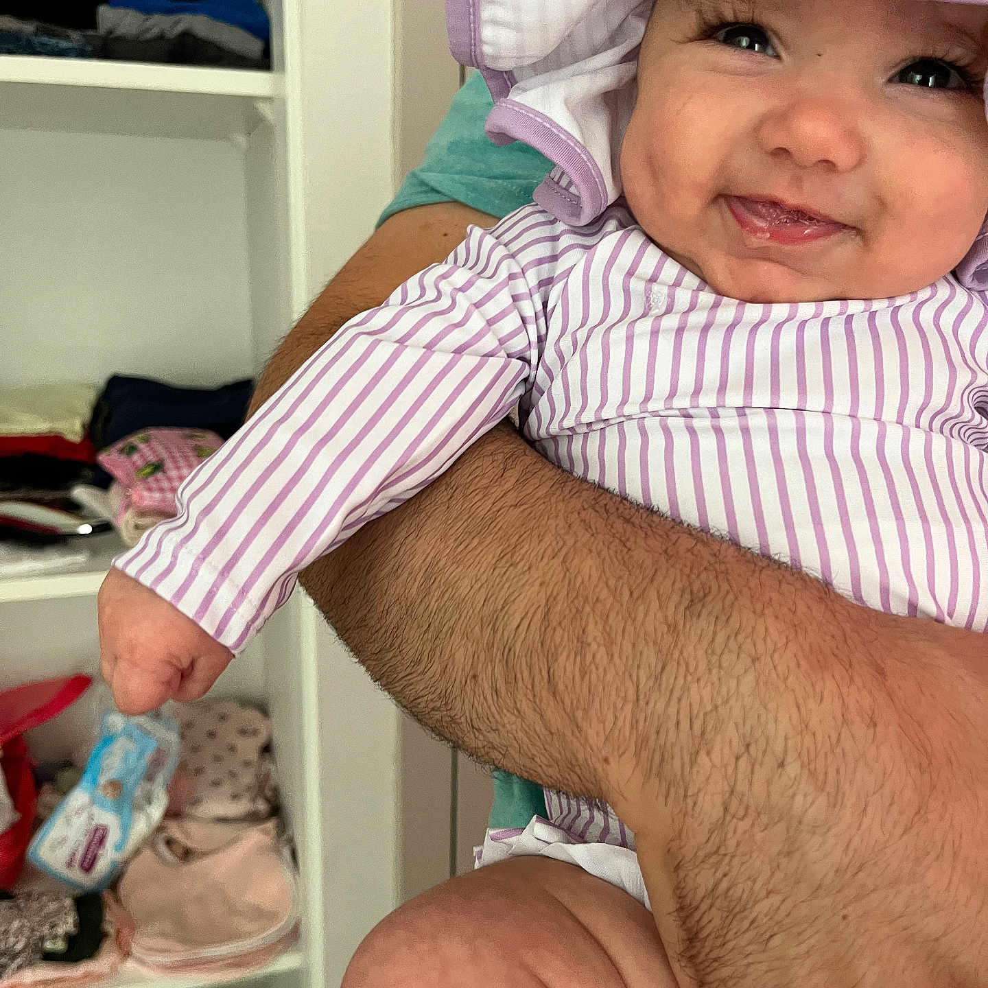 Sofia a rejoint le concours — aidez-le/la à gagner de superbes lots ! adult, arm, baby, baby_supplies, close_up, clothes, cute, diapers, flesh, happy, hat, holding, indoor, infant, person, portrait, shelf, skin, smile, striped_clothing