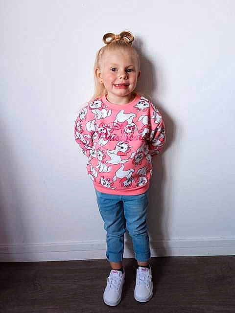 Elena participe au concours pour gagner de l'argent avec cette photo : arm, baby_toddler_clothing, eye, face, flash_photography, flooring, hair, happy, head, human_body, joy, knee, leg, neck, person, shoulder, sleeve, smile, t_shirt, toddler