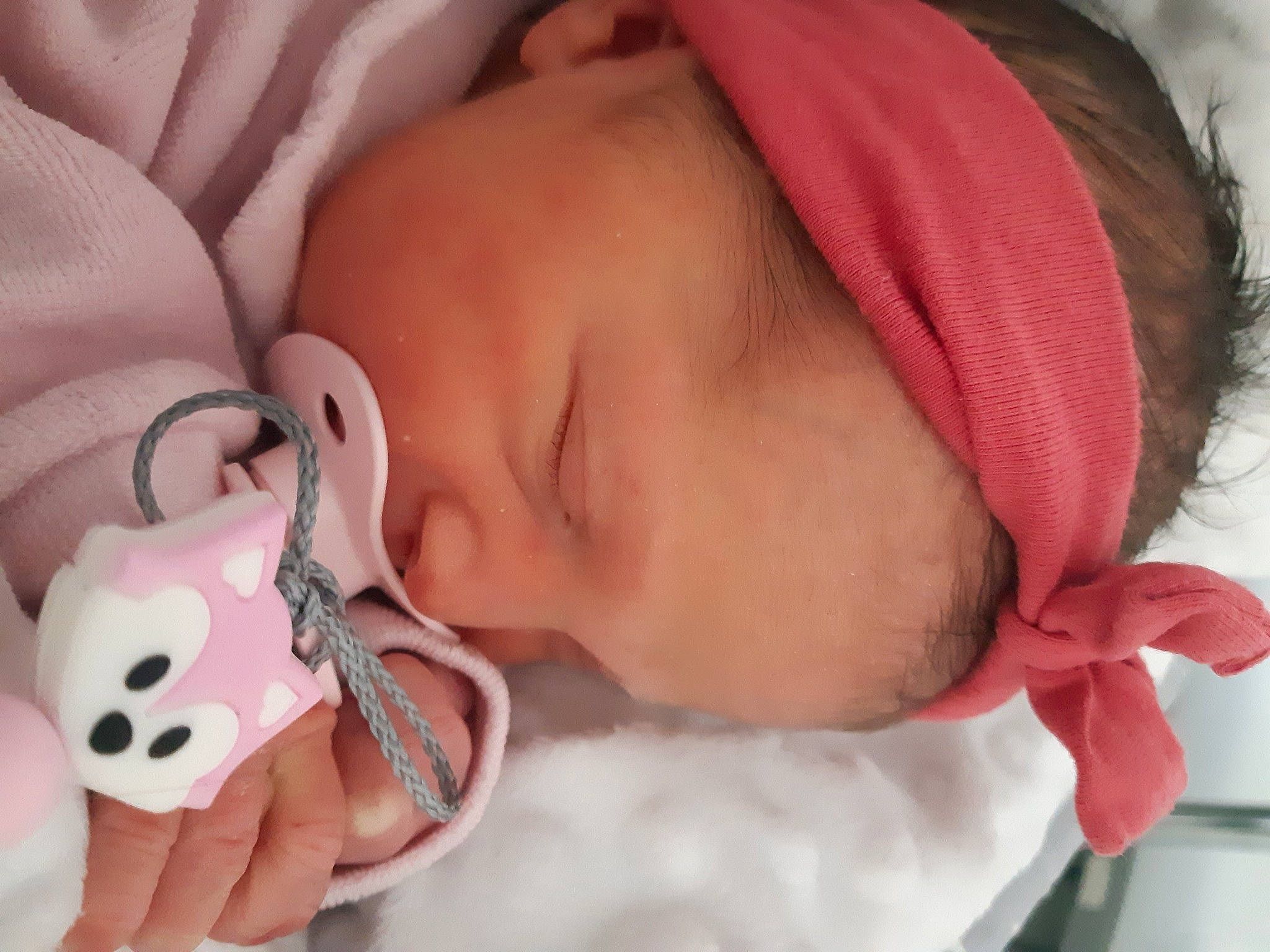 Yuna a rejoint le concours — aidez-le/la à gagner de superbes lots ! baby, baby_sleeping, baby_toddler_clothing, bedtime, cheek, child, comfort, eyelash, finger, happy, linens, lip, mouth, nail, nose, person, pink, skin, textile, toddler