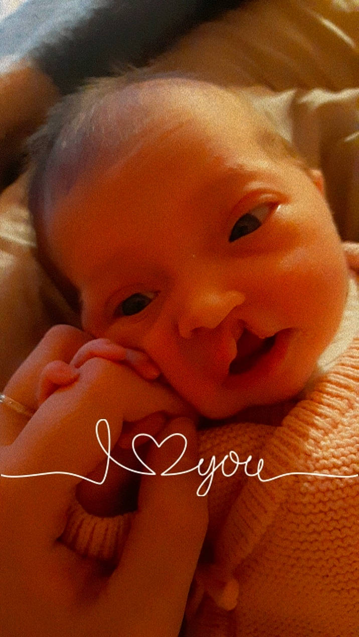 Yuna participe au concours pour gagner de l'argent avec cette photo : baby, cheek, chin, eye, eyebrow, face, facial_expression, gesture, happy, head, human_body, iris, lip, mouth, muscle, nose, organ, person, skin, smile