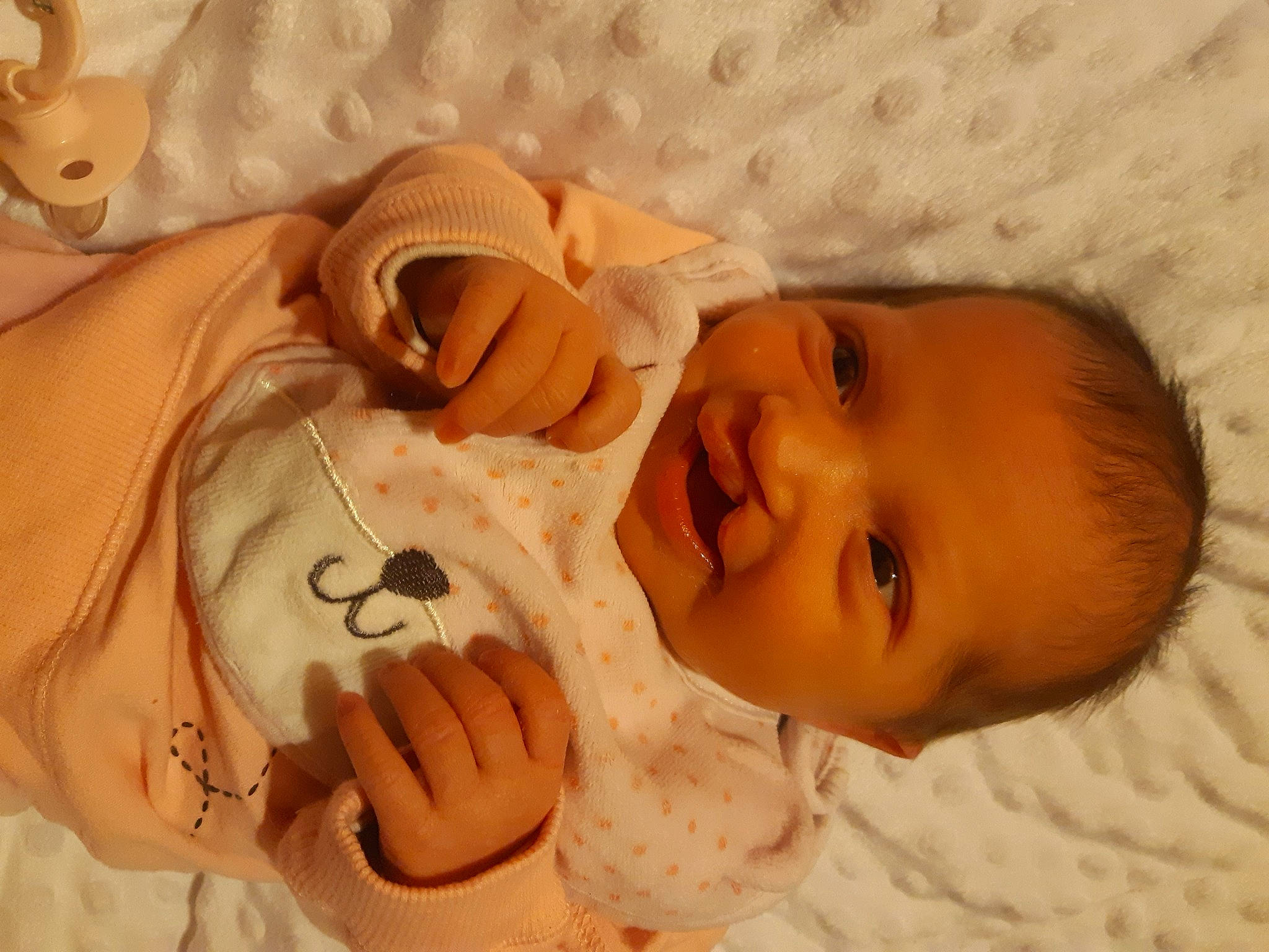 Yuna a rejoint le concours — aidez-le/la à gagner de superbes lots ! baby, baby_toddler_clothing, cheek, child, chin, comfort, eyebrow, eyelash, face, finger, happy, head, linens, mammal, mouth, nose, person, skin, smile, textile