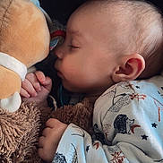 Malo Chambre a rejoint le concours — aidez-le/la à gagner de superbes lots ! baby, sleeping, plush_toy, onesie, hand, face, ear, blanket, infant, cute, child, soft_texture, peaceful, cozy, resting, closeup, portrait, indoor, young_child, comfort