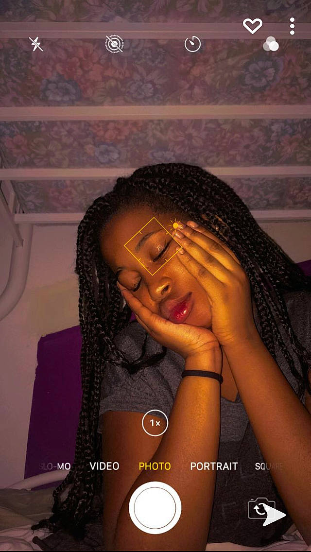 Telly participe au concours pour gagner de l'argent avec cette photo : art, black_hair, brown_hair, cool, darkness, eyelash, eyewear, fashion_accessory, flash_photography, font, gesture, hairstyle, happy, jewellery, lace_wig, lip, pattern, person, room, thigh