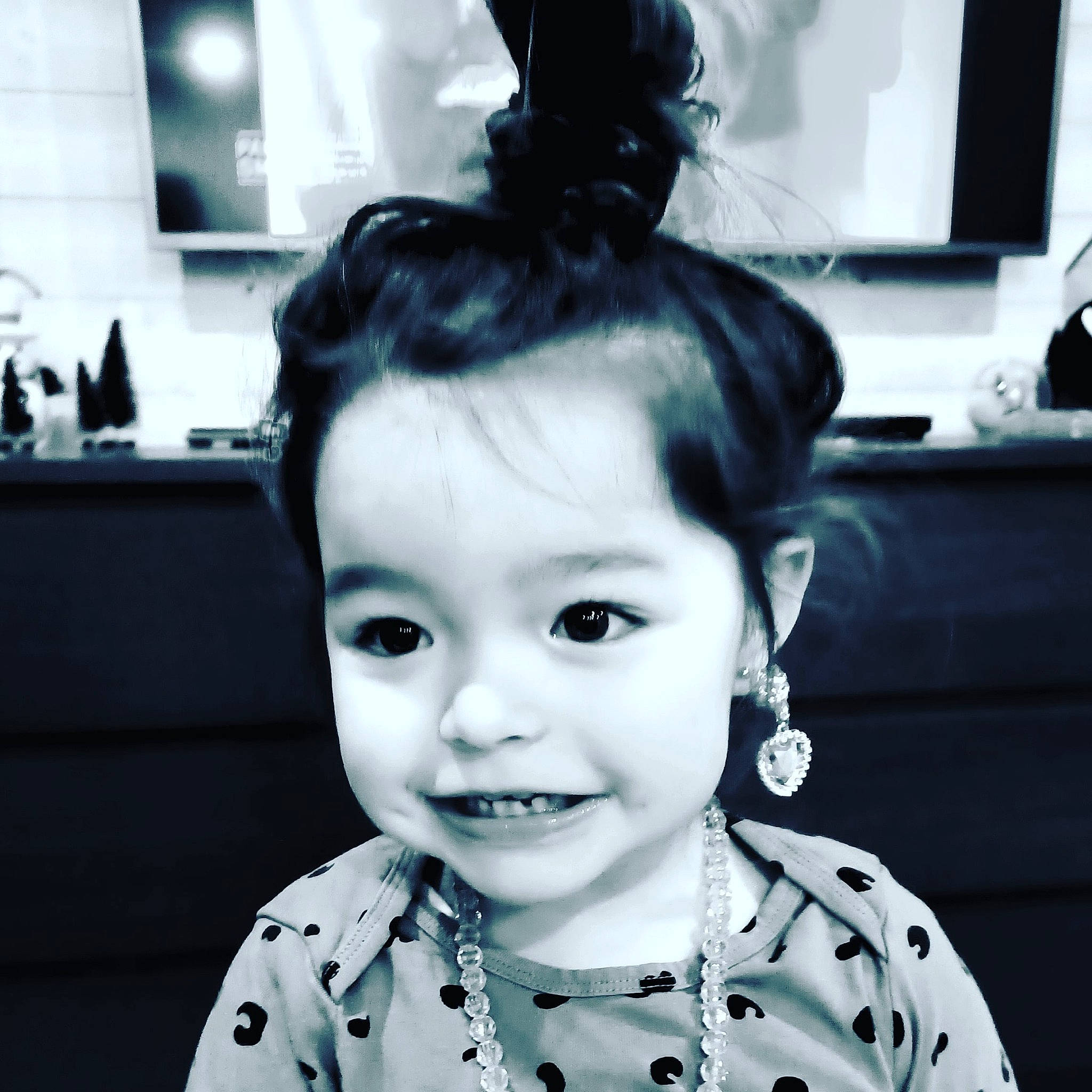 Teri a rejoint le concours — aidez-le/la à gagner de superbes lots ! baby, baby_toddler_clothing, black_and_white, black_hair, cheek, chin, cool, ear, eyebrow, eyelash, happy, iris, jaw, lip, nose, person, sleeve, smile, style, toddler