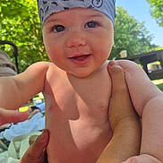 Charles a rejoint le concours — aidez-le/la à gagner de superbes lots ! baby, child, bandana, outdoor, smiling, happy, skin, hand, arm, nature, tree, sunlight, diaper, grass, person, summer, blue_sky, closeup, portrait, daylight
