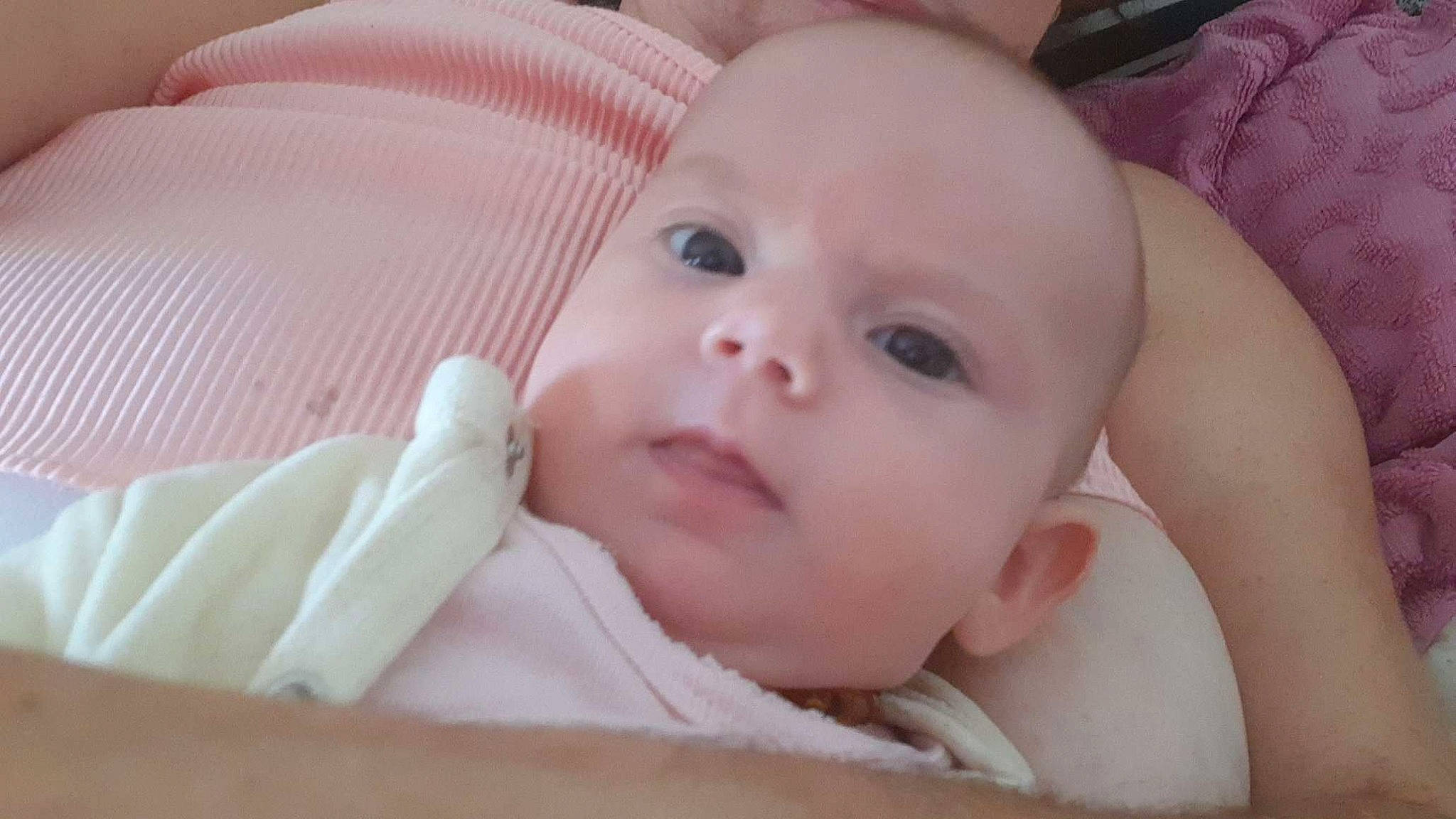 Melissa a rejoint le concours — aidez-le/la à gagner de superbes lots ! baby, cheek, comfort, ear, eye, eyebrow, eyelash, finger, gesture, hand, happy, head, iris, lip, mouth, nose, person, pink, skin, thumb