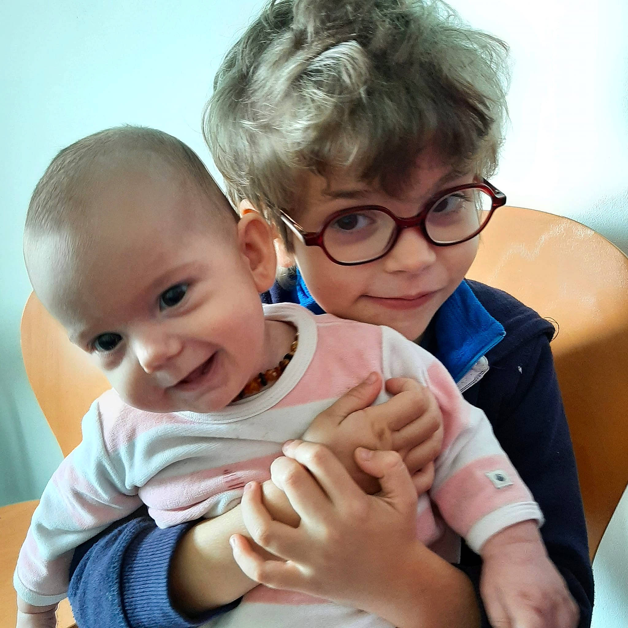 Melissa participe au concours pour gagner de l'argent avec cette photo : arm, baby_toddler_clothing, cheek, comfort, eyewear, finger, gesture, glasses, goggles, hair, hand, happy, mammal, mouth, nose, person, skin, smile, thumb, toddler