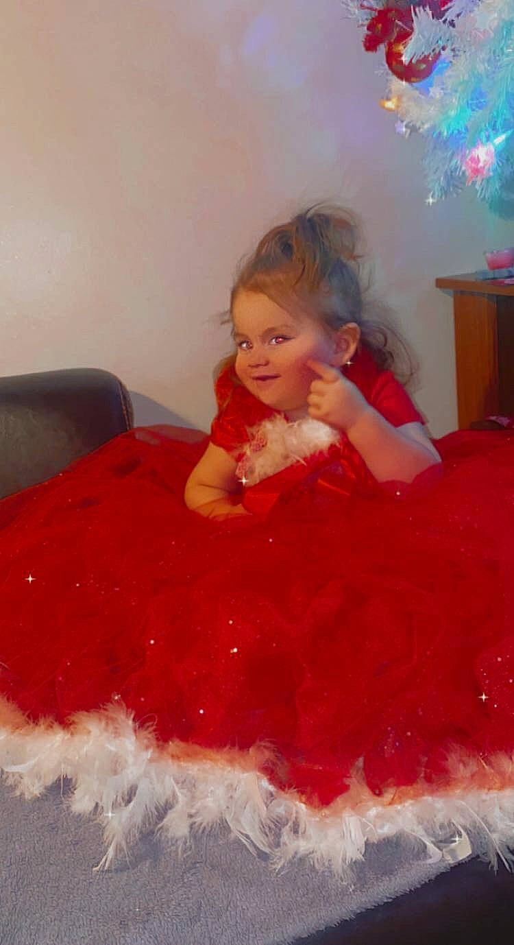 Mélina participe au concours pour gagner de l'argent avec cette photo : art, baby_toddler_clothing, beauty, child, costume, dress, embellishment, event, face, facial_expression, flooring, fun, hairstyle, happy, joy, magenta, person, pink, sitting, smile