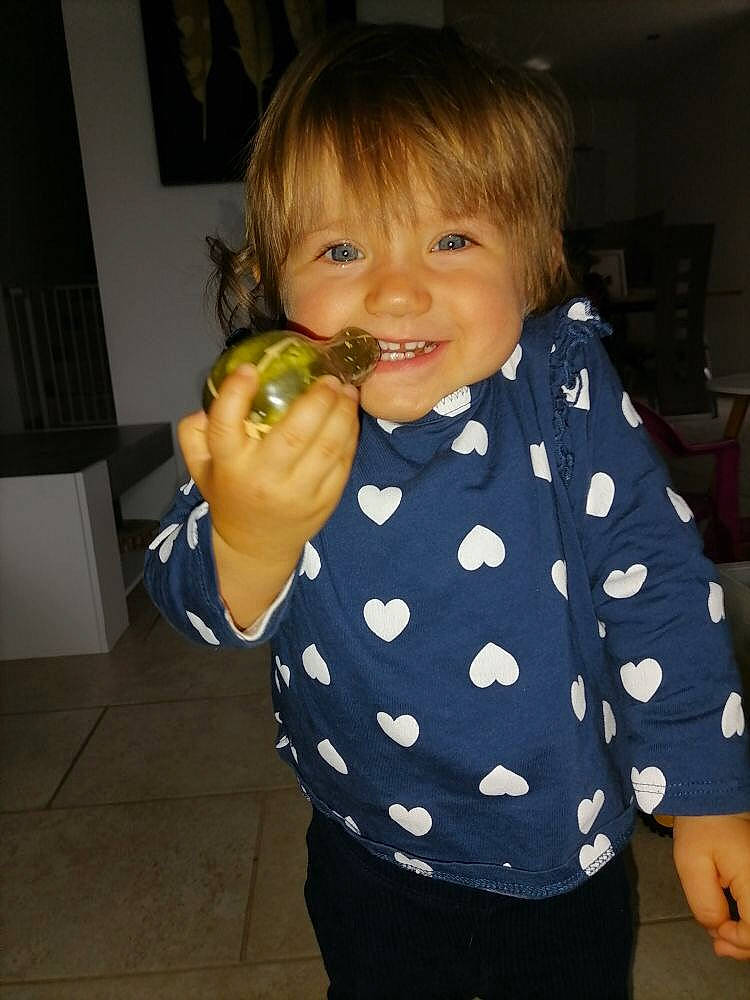 Louise a rejoint le concours — aidez-le/la à gagner de superbes lots ! baby, baby_toddler_clothing, cheek, eye, facial_expression, finger, gesture, hairstyle, head, human_body, iris, joy, mouth, neck, nose, organ, person, sleeve, smile, standing