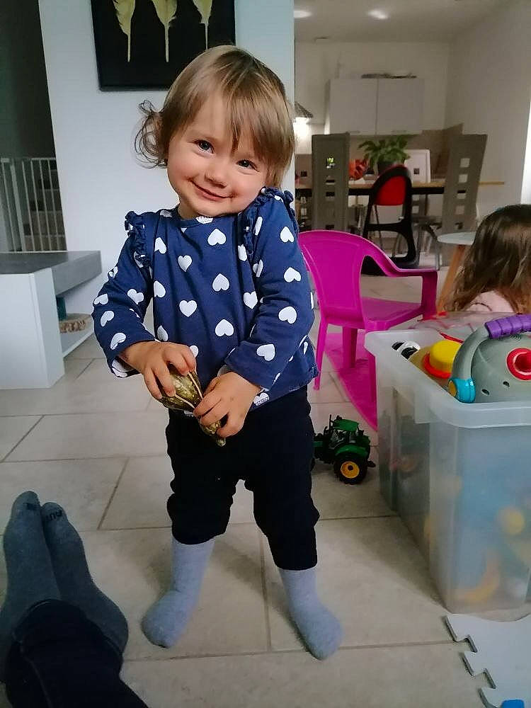 Louise participe au concours pour gagner de l'argent avec cette photo : baby_toddler_clothing, child, electric_blue, floor, flooring, fun, happy, head, joy, knee, pattern, person, picture_frame, play, purple, room, sleeve, smile, sock, standing