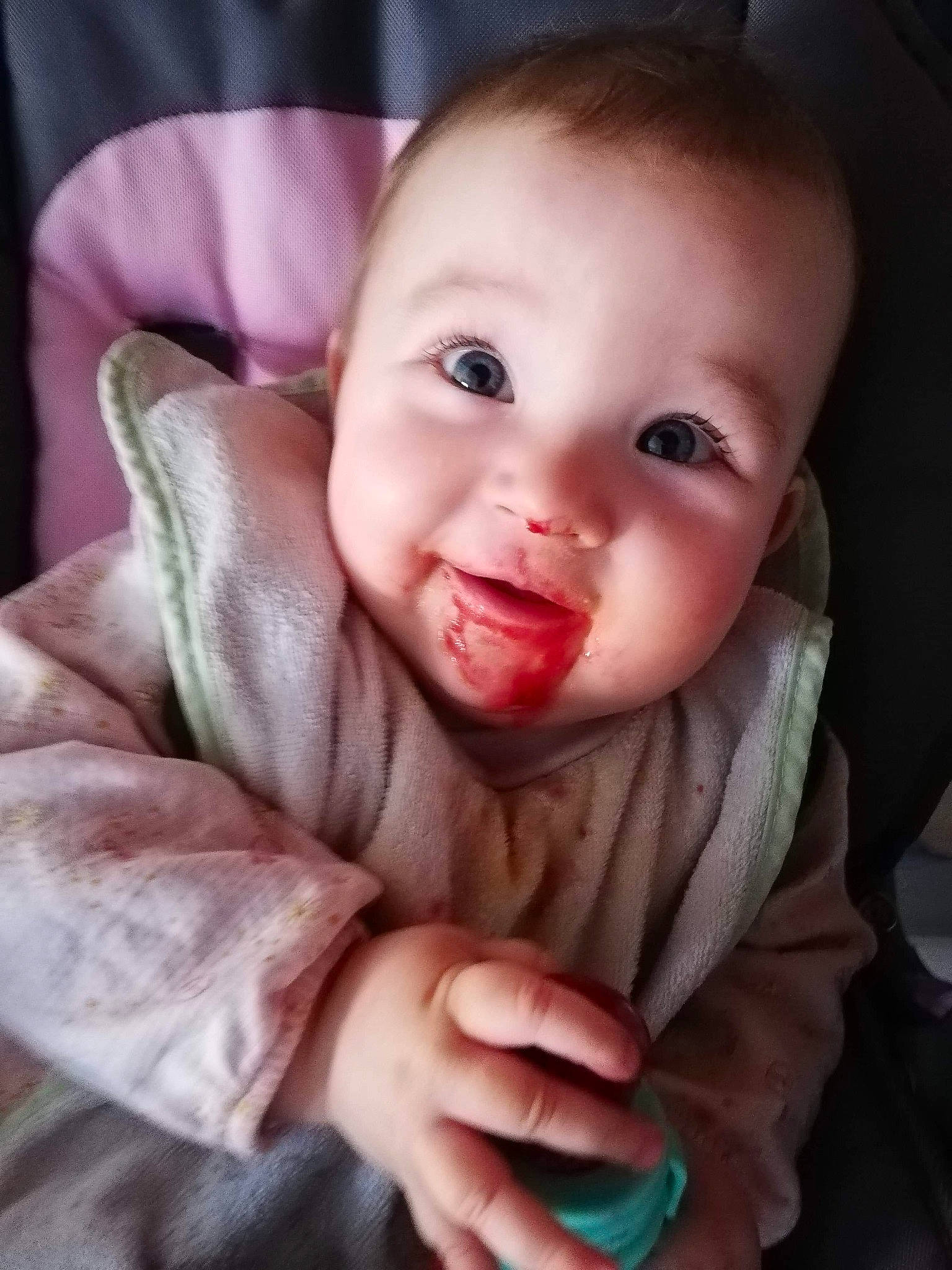 Molly a rejoint le concours — aidez-le/la à gagner de superbes lots ! baby, beauty, cheek, child, chin, cool, eye, eyebrow, face, facial_expression, forehead, hand, head, lip, mouth, nose, organ, person, skin, smile