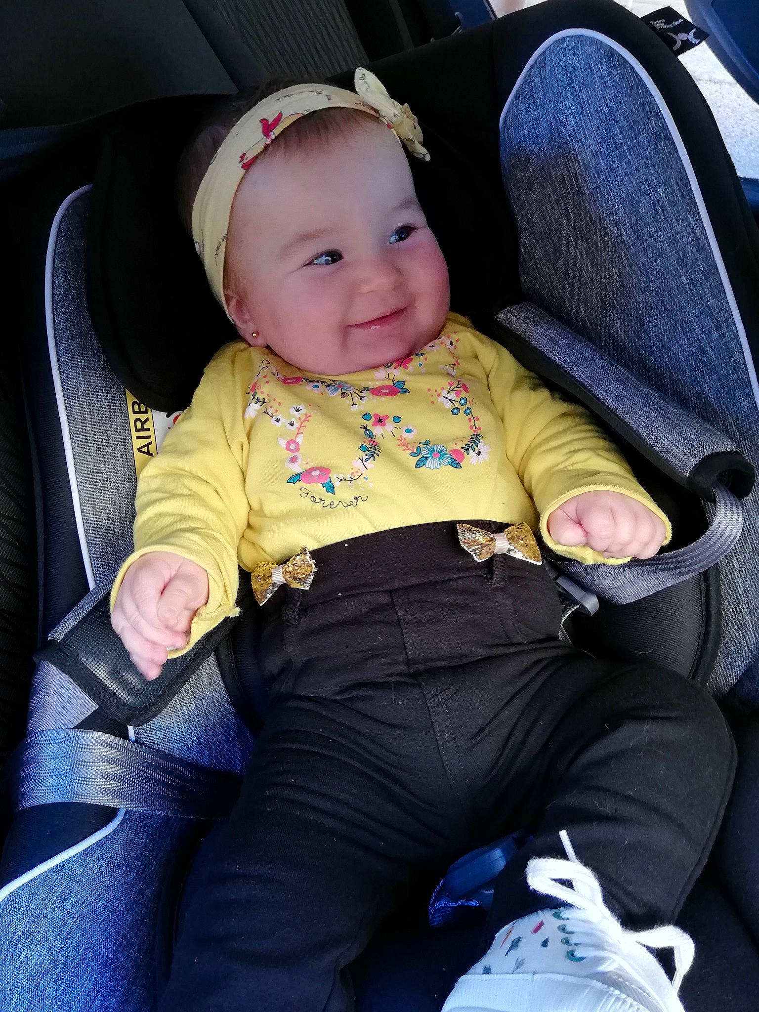 Molly participe au concours pour gagner de l'argent avec cette photo : auto_part, baby, baby_carriage, baby_in_car_seat, baby_products, car_seat, car_seat_cover, child, joy, person, product, seat_belt, sitting, toddler