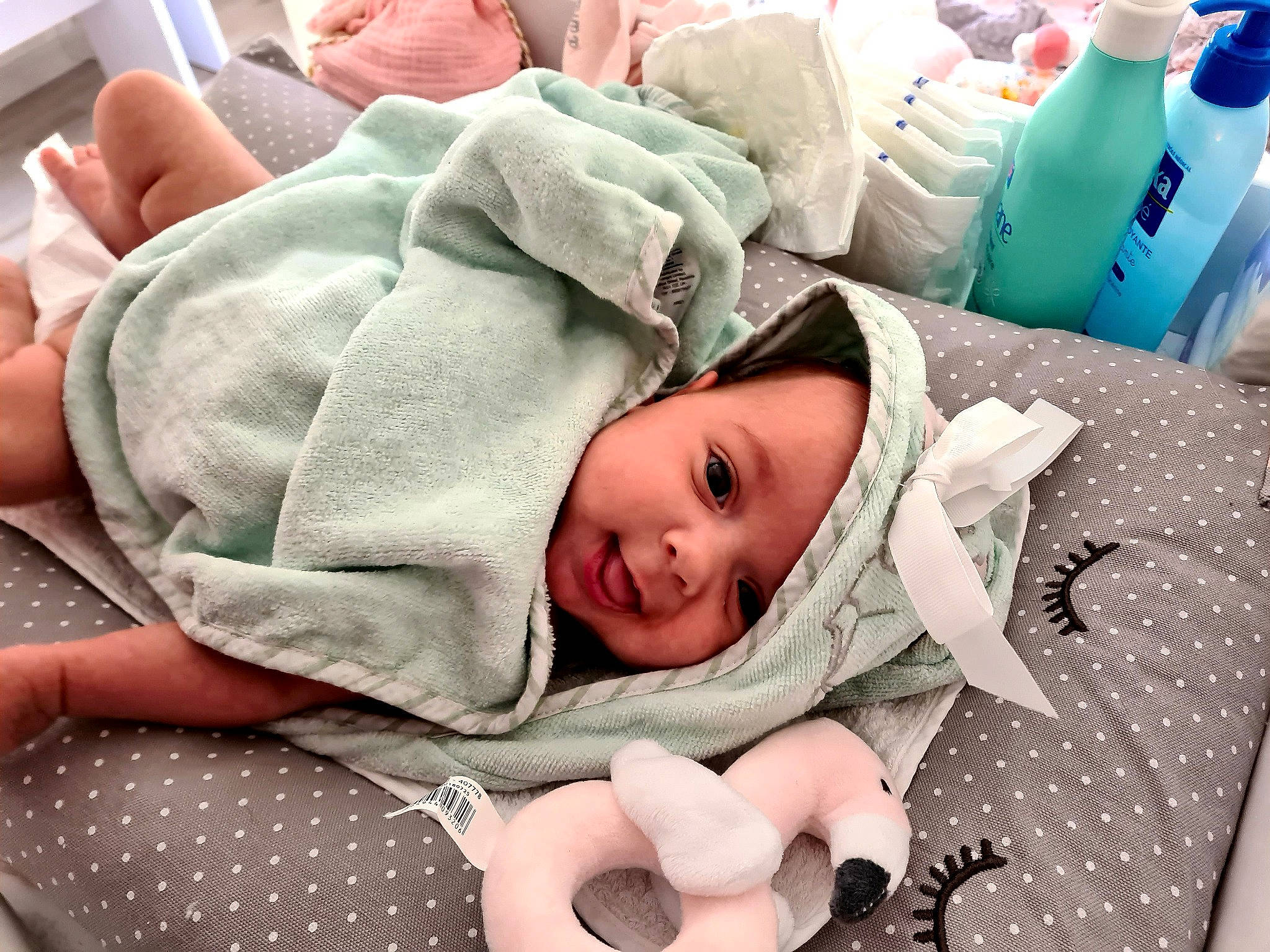 Liana participe au concours pour gagner de l'argent avec cette photo : baby, baby_products, baby_safety, baby_sleeping, baby_toddler_clothing, bedtime, bottle, cheek, child, comfort, drinking_water, finger, hat, head, headwear, linens, pattern, person, plastic_bottle, skin