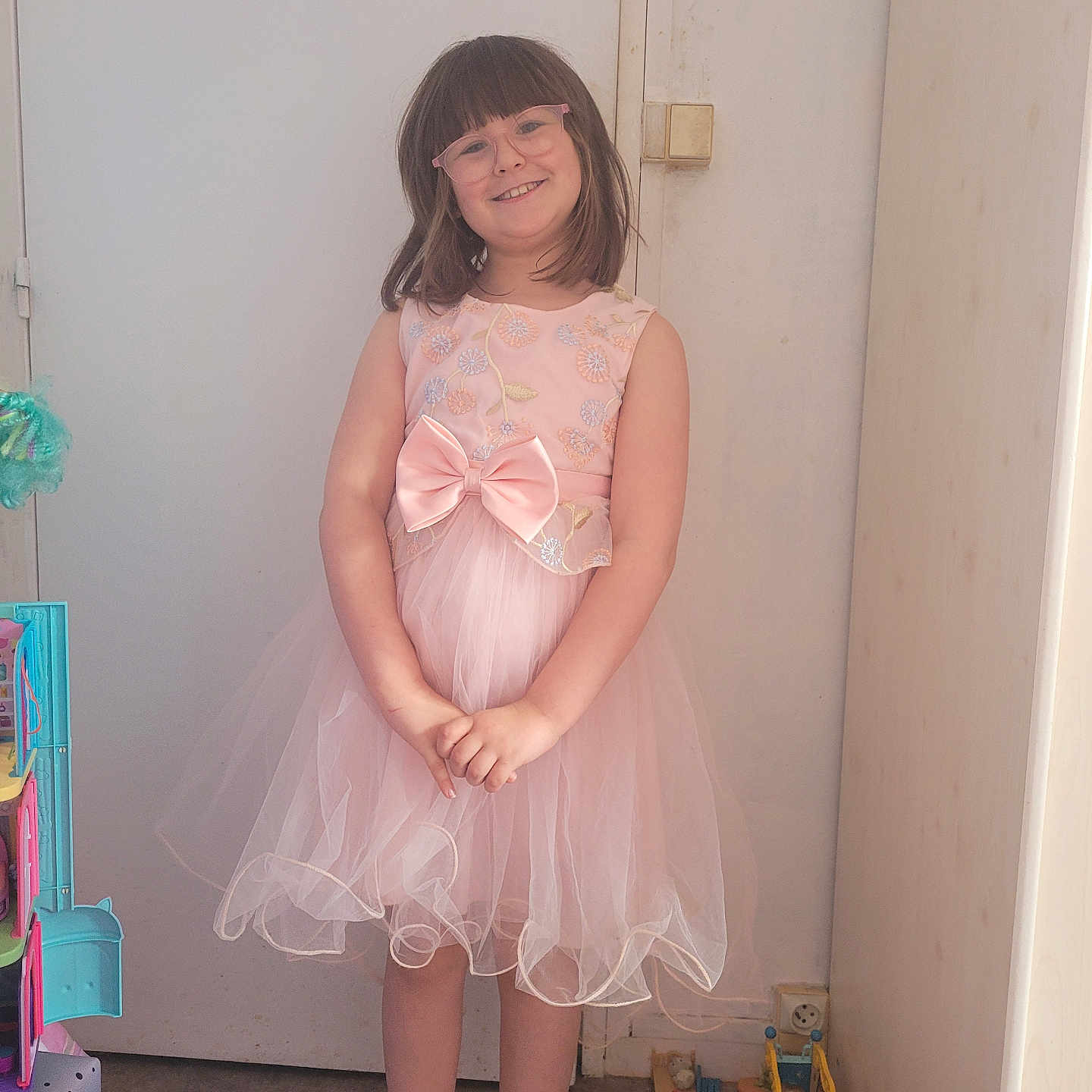 Eva a rejoint le concours — aidez-le/la à gagner de superbes lots ! child, clothing, costume, dress, eveningdress, face, fashion, female, footwear, formalwear, girl, head, hosiery, person, photography, portrait, sandal, shoe, skirt, sock
