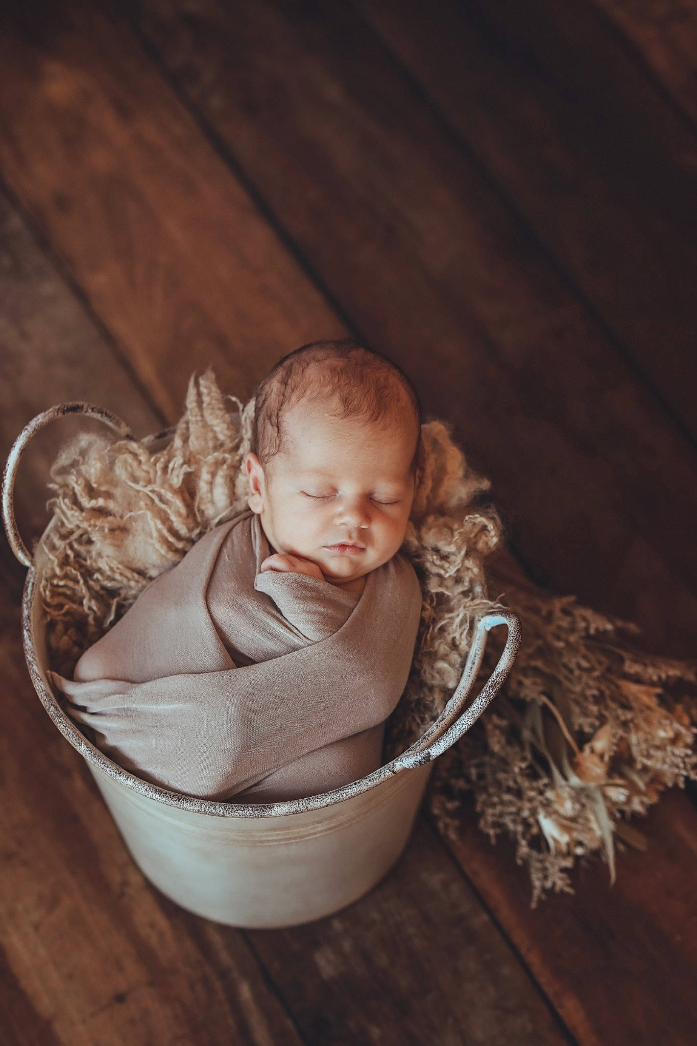 Henry a rejoint le concours — aidez-le/la à gagner de superbes lots ! baby, baby_products, baby_toddler_clothing, chair, child, comfort, cup, dishware, drinkware, eye, fashion_accessory, flash_photography, flooring, grass, happy, hardwood, person, serveware, sitting, toddler