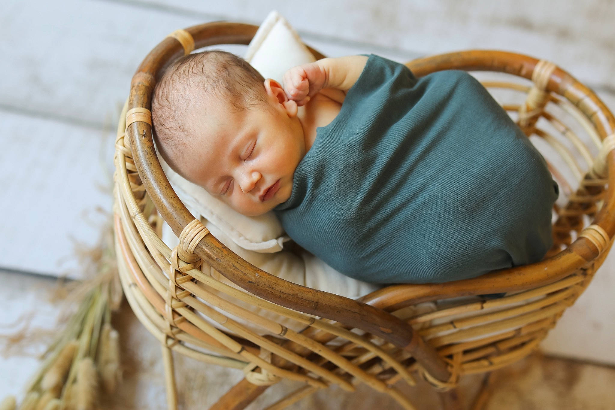 Henry a rejoint le concours — aidez-le/la à gagner de superbes lots ! baby, baby_products, baby_sleeping, baby_toddler_clothing, basket, child, comfort, fashion_accessory, grass, happy, hat, headgear, linens, person, portrait_photography, sitting, storage_basket, textile, toddler, wicker