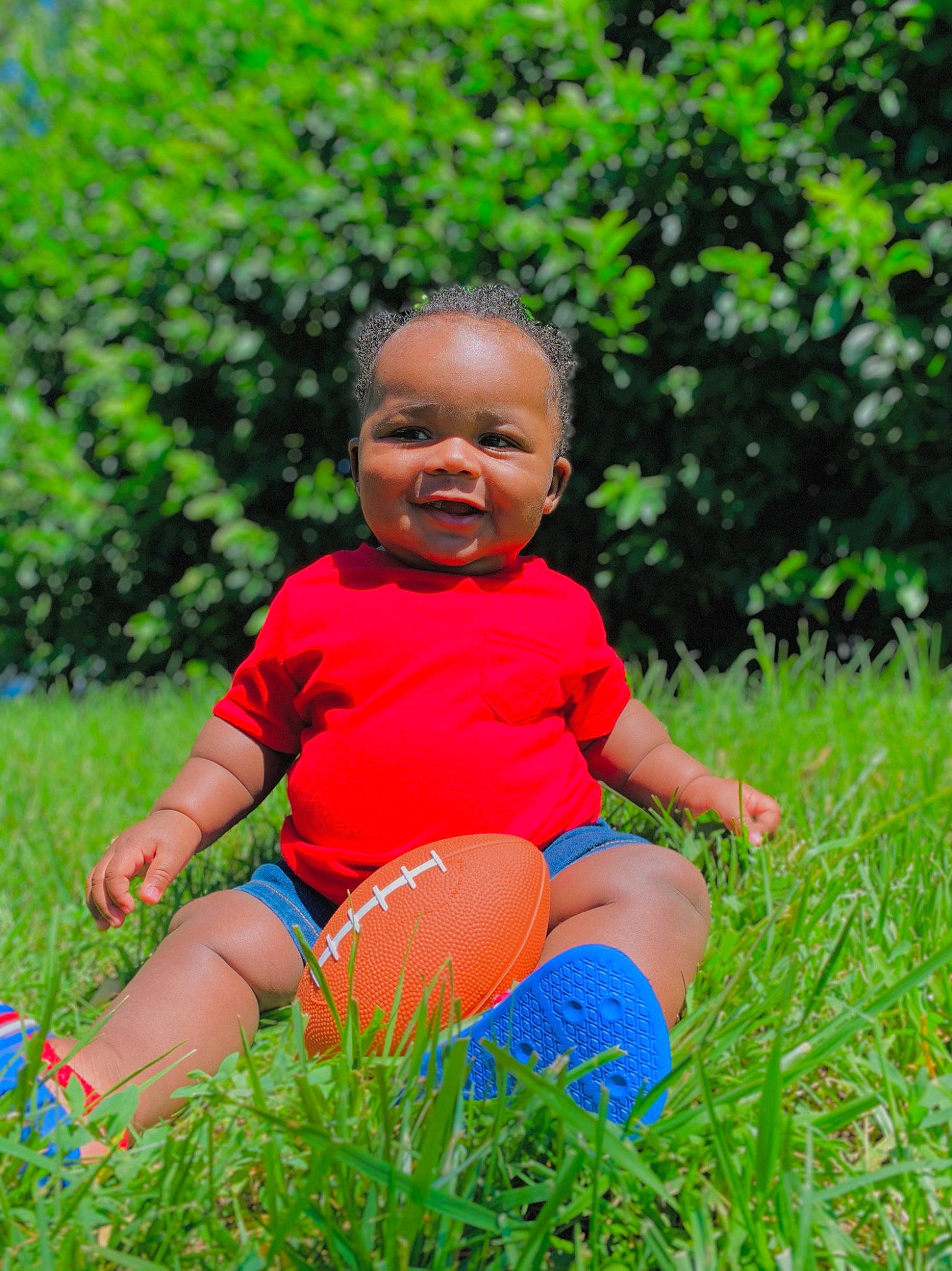 Hakeem is registered to the contest to win money with this photo: baby, child, fun, grass, grass_family, green, happy, lawn, leisure, meadow, people, people_in_nature, person, plant, play, red, sitting, skin, smile, summer