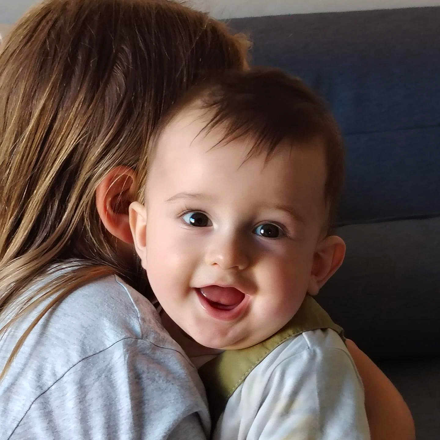 Maël participe au concours pour gagner de l'argent avec cette photo : baby, child, hug, smile, happy, person, face, long_hair, couch, indoor, affection, toddler, clothing, portrait, close_up, sibling, love, warmth, casual, expression