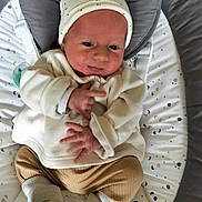 Thiago participe au concours pour gagner de l'argent avec cette photo : baby, baby_bed, bouncer, cozy, crib_sheet, cute, face, hands, hat, infant, legs, mattress, newborn, onesie, pacifier, pajamas, portrait, smiling, socks, star_pattern