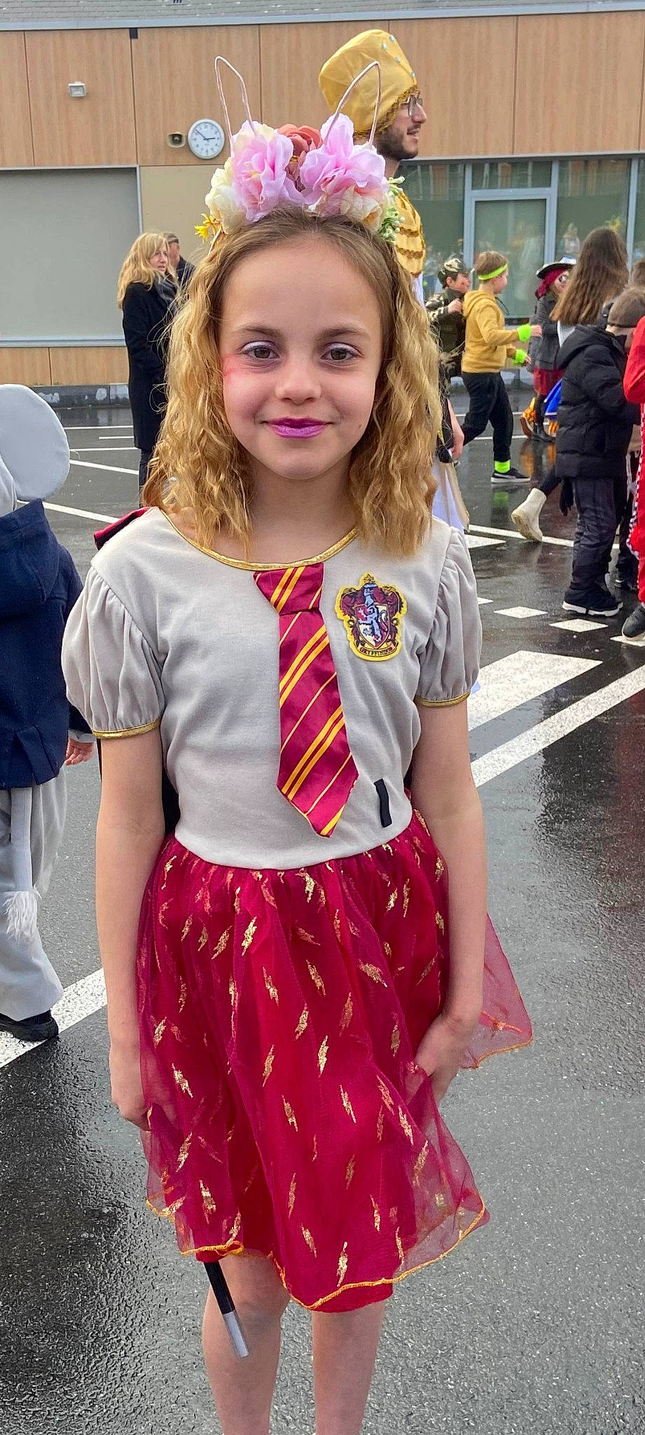 Elisie participe au concours pour gagner de l'argent avec cette photo : blond, child, costume, event, facial_expression, fashion_design, fun, hairstyle, happy, headwear, jewellery, joy, magenta, necklace, people, person, pink, public_event, recreation, sleeve