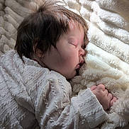 Aaliyah participe au concours pour gagner de l'argent avec cette photo : baby, sleeping, blanket, white, cozy, soft, texture, infant, child, peaceful, portrait, cute, hair, clothing, rest, nap, warm, comfort, closeup, indoors
