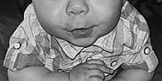 Liyam a rejoint le concours — aidez-le/la à gagner de superbes lots ! baby, infant, face, eyes, hands, shirt, plaid, button, lying_down, indoor, bed, blanket, soft_surface, curious_expression, child, portrait, monochrome, closeup, person, cute