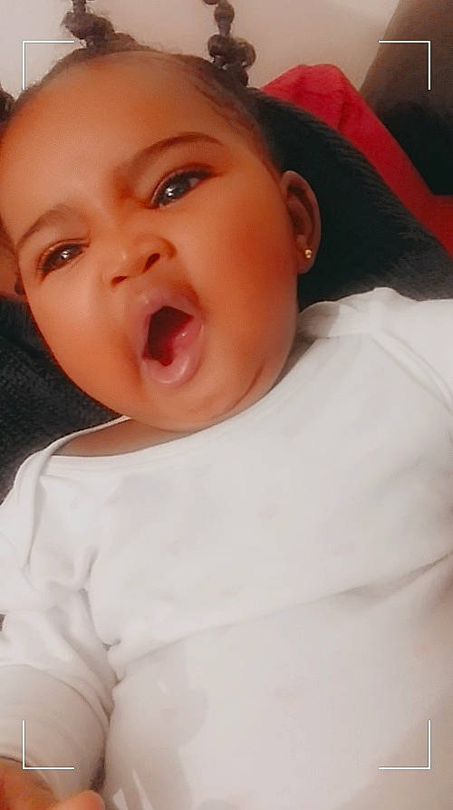 Mya a rejoint le concours — aidez-le/la à gagner de superbes lots ! baby_toddler_clothing, cheek, child, chin, ear, eye, eyebrow, eyelash, facial_expression, forehead, iris, jaw, lip, mouth, nose, organ, person, skin, sleeve, tongue