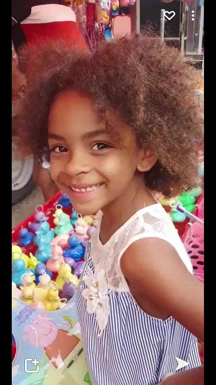 Rita a rejoint le concours — aidez-le/la à gagner de superbes lots ! adaptation, afro, beauty, child, chin, event, eye, facial_expression, fun, happy, iris, jheri_curl, joy, lip, magenta, party_supply, person, pink, product, ringlet